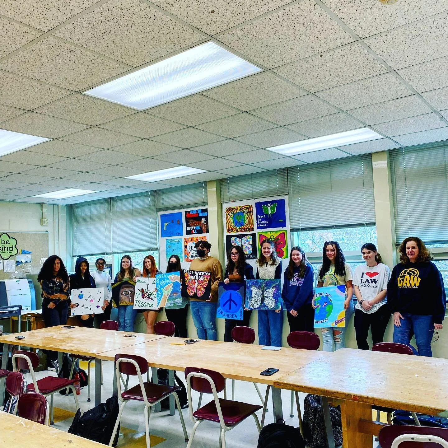 What a visit with the art students at #jonathanlawhighschool who participated in the #wings4peace project! Their creative process and thoughts about gun safety&hellip;wow wow wowwww 🤩 The voices of young students are so inspiring. The future always 