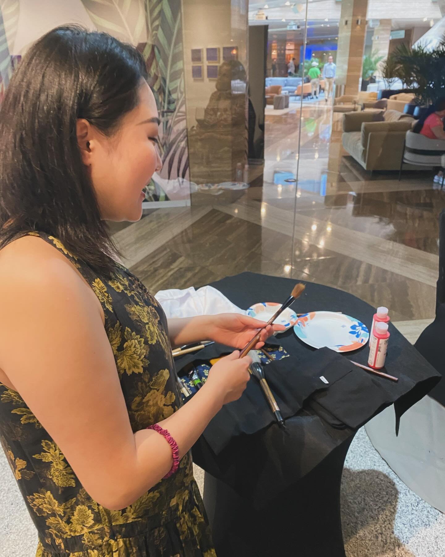 Must be Monday! We welcome @x.f.queen to Noche de Arte for May Artist in Residence. Come by @interconmiami to learn more about this #swatchwatch artist and  #umstudent #soloexhibition #miamiartist #chineseartist @downtownmia @visitmiami