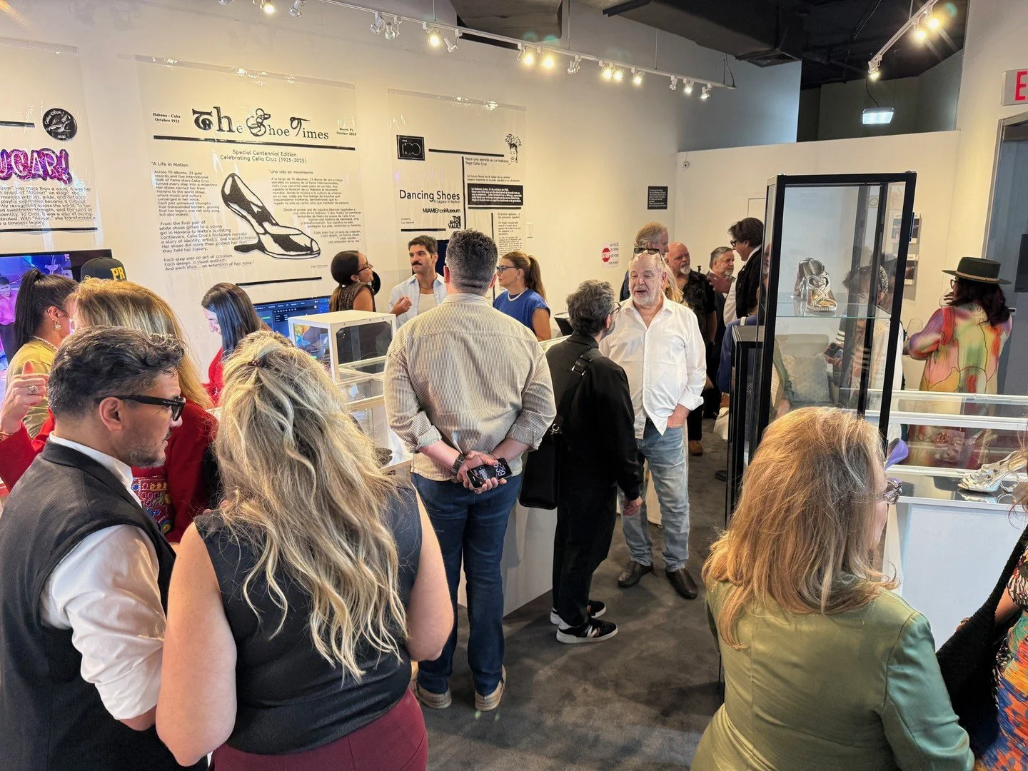 La energía creativa de Miami se enciende cada lunes por la noche.

¿Alguna vez se ha preguntado dónde se reúnen los artistas de Miami para dar rienda suelta a nuevas ideas, intercambiar historias y crear juntos? Entre en Noche de Arte, una fiesta semanal del arte donde manos, corazones y visiones se unen.