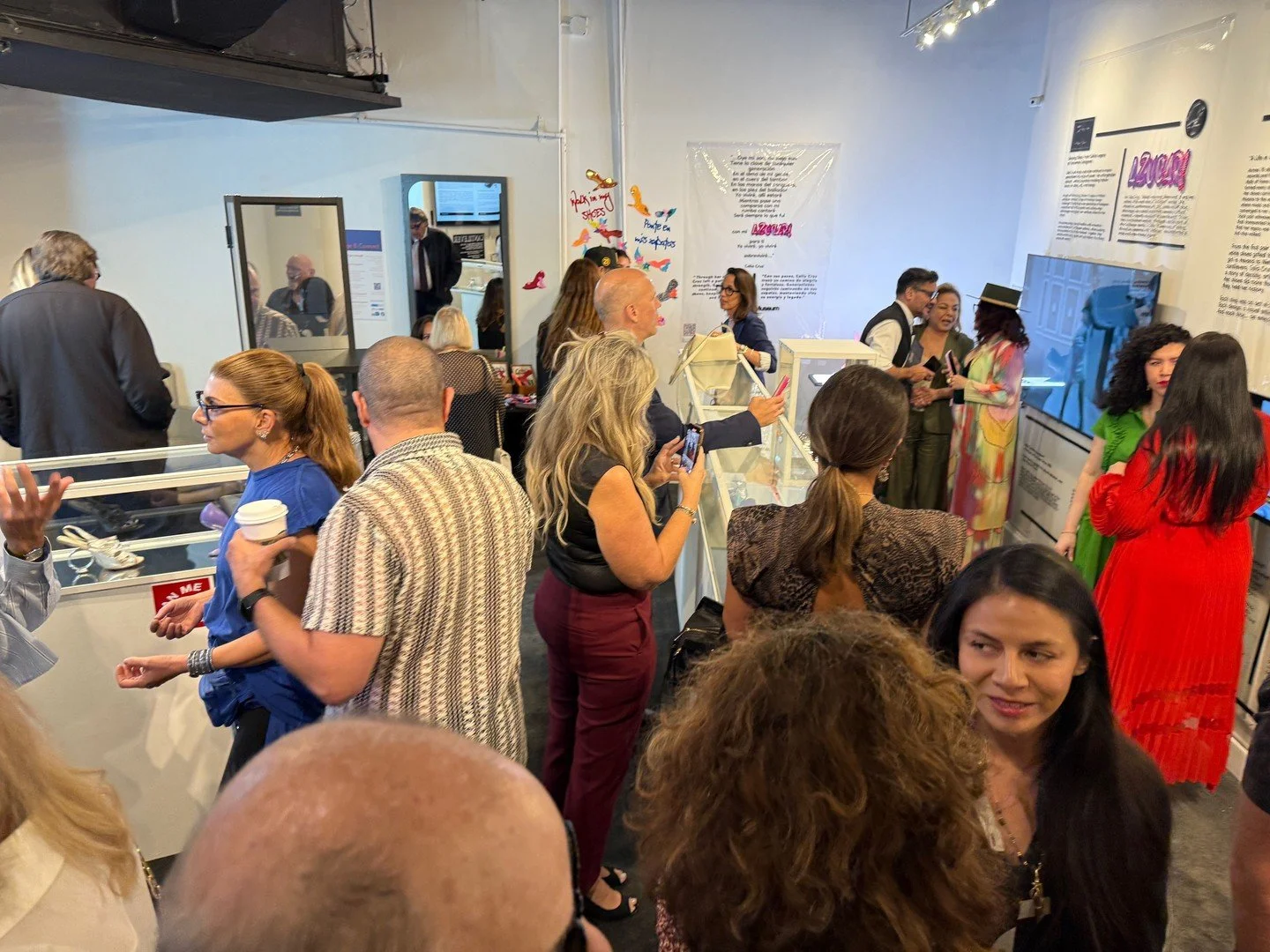 What happens at Noche de Arte? 🎨

✨ Free entry. No experience needed.
✨ Meet the featured artist. Watch them create live.
✨ Hands-on collage activity. Take home what you make.
✨ Light bites from InterContinental Miami.
✨ A community that celebrates 