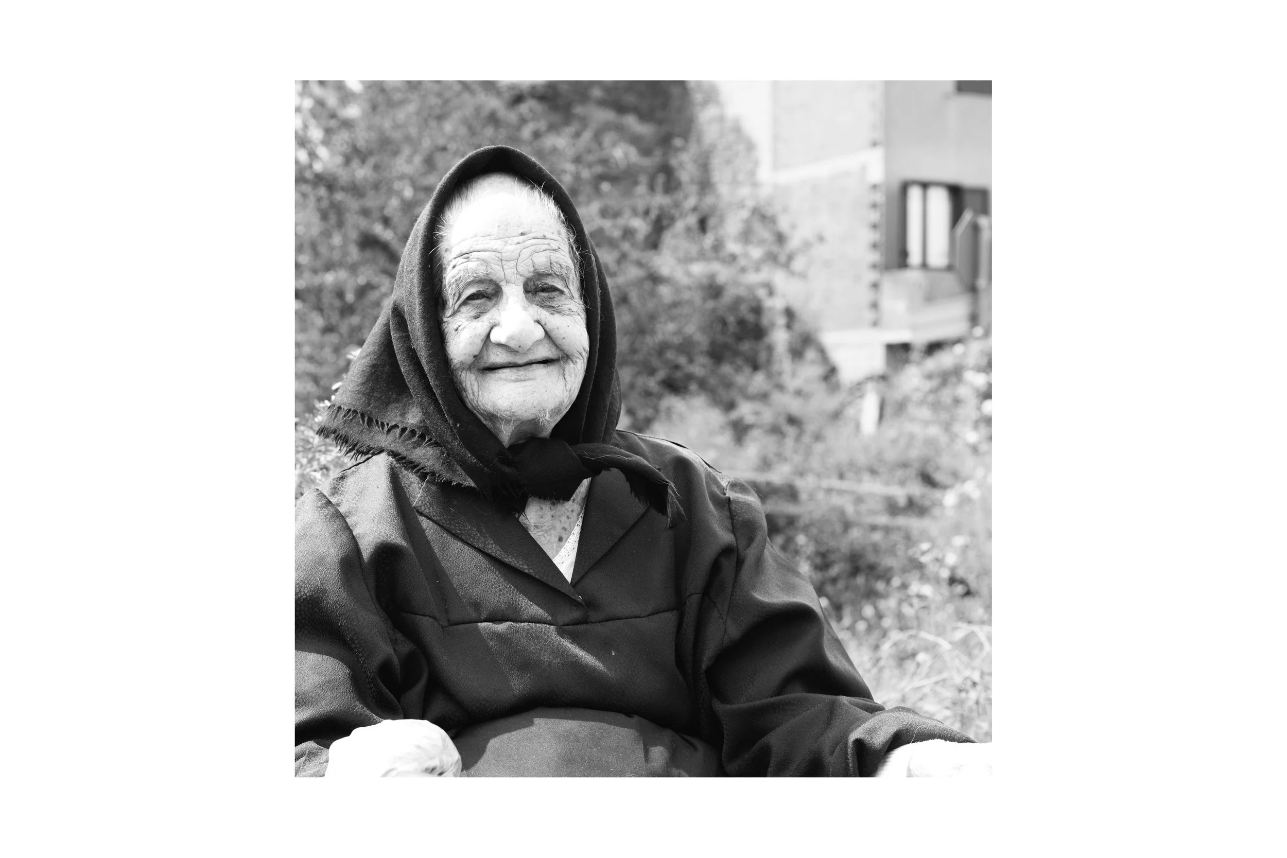 Fotografía en blanco y negro de una anciana.