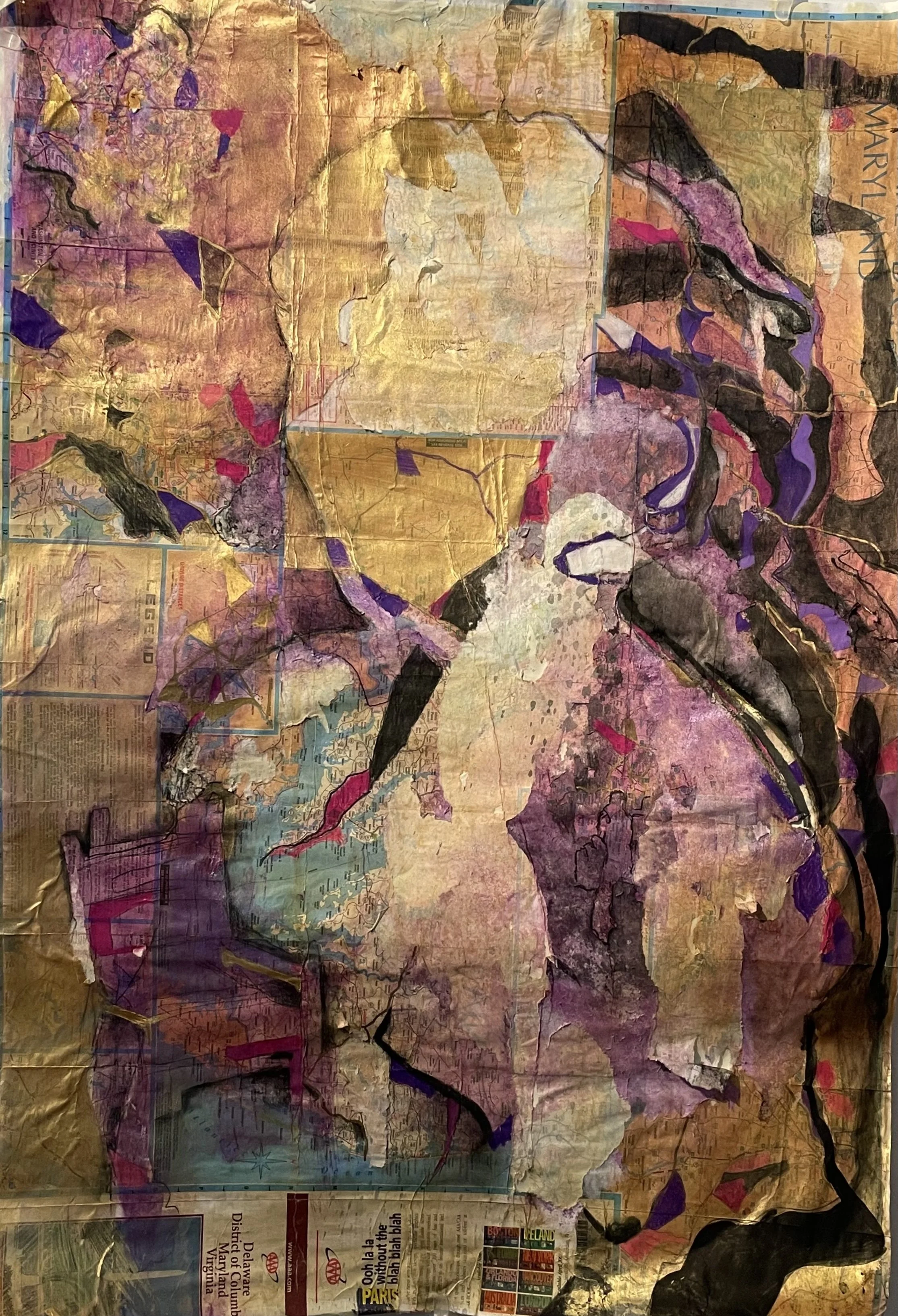 Una obra de arte abstracta y desgastada con una gran forma central rosa y morada que se asemeja a un rostro humano estilizado sobre una superficie agrietada y texturizada con varios colores apagados.