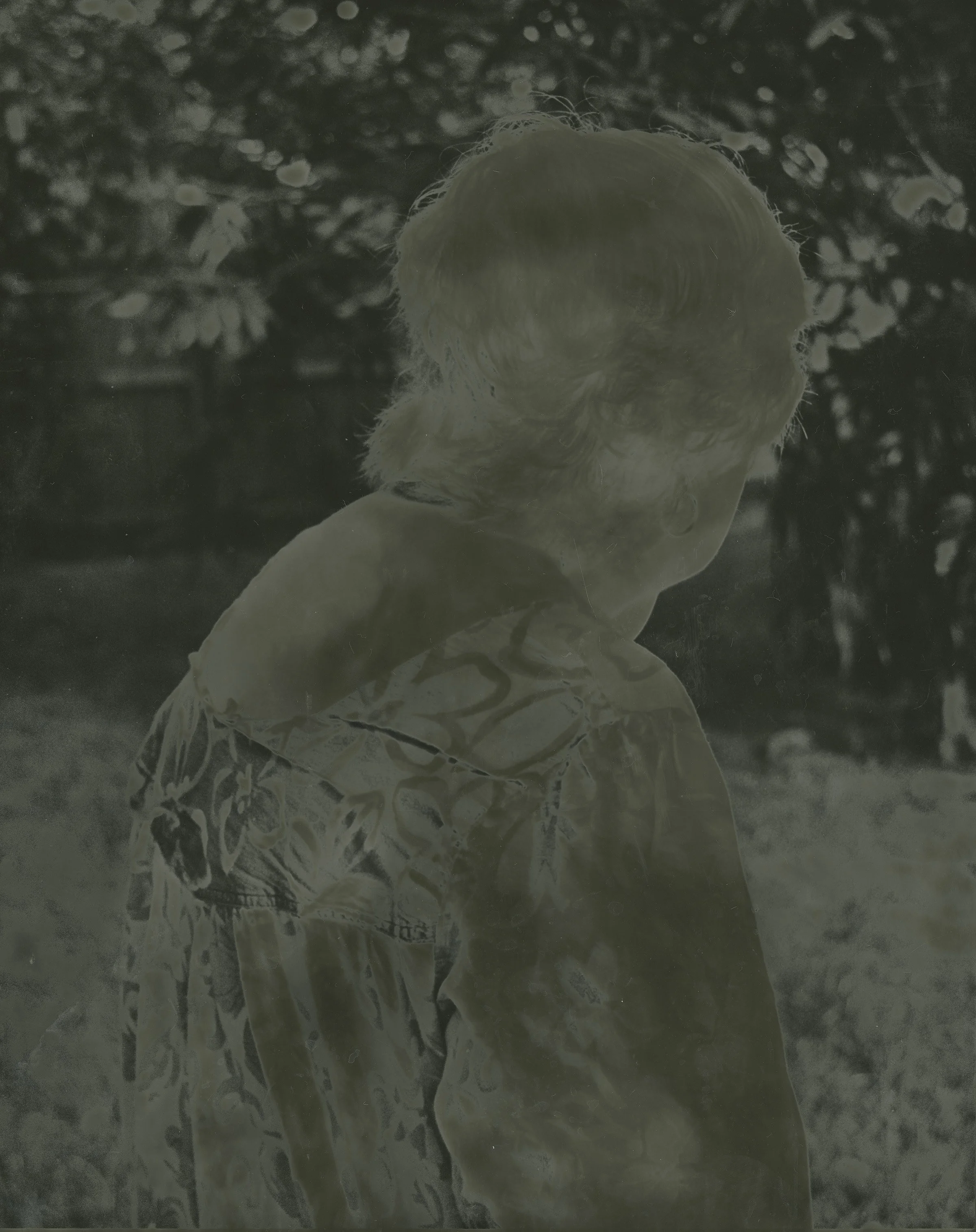 Cuadro con textura azul enmarcado en una pared blanca.