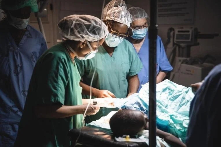 Le Système de Santé en Haïti à l'Épreuve : Entre Urgences Médicales et défis sociopolitiques.
