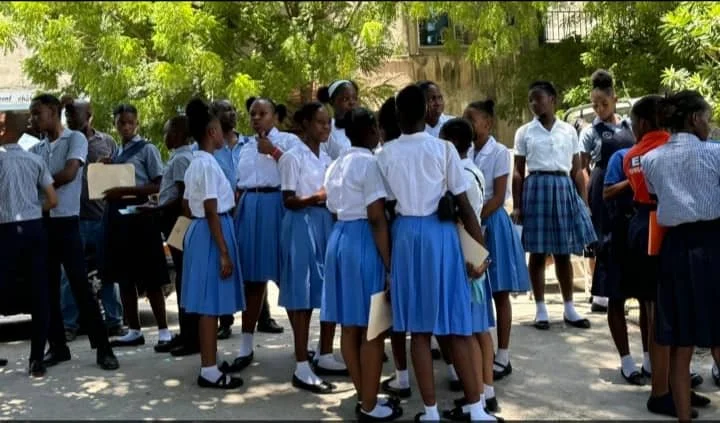 Les examens officiels de la 9e année en Haïti se sont conclus ce mercredi 24 juillet 2024, marquant une étape cruciale pour de nombreux élèves.