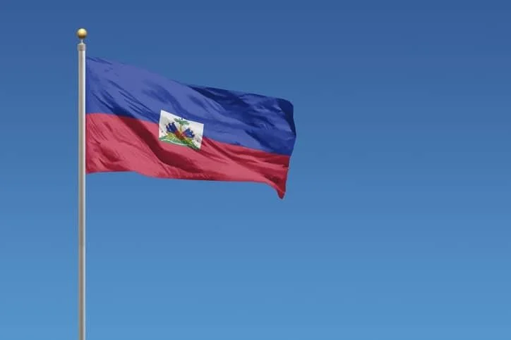 Le Ministère de l'Éducation nationale réaffirme l'obligation du lever du drapeau quotidien dans les écoles.