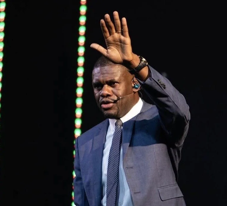 Cérémonie d'hommage au Ritz Kinam II : Le Dr Julio VOLCY honoré parmi les 10 institutions et figures inspirantes de la société Haïtienne.