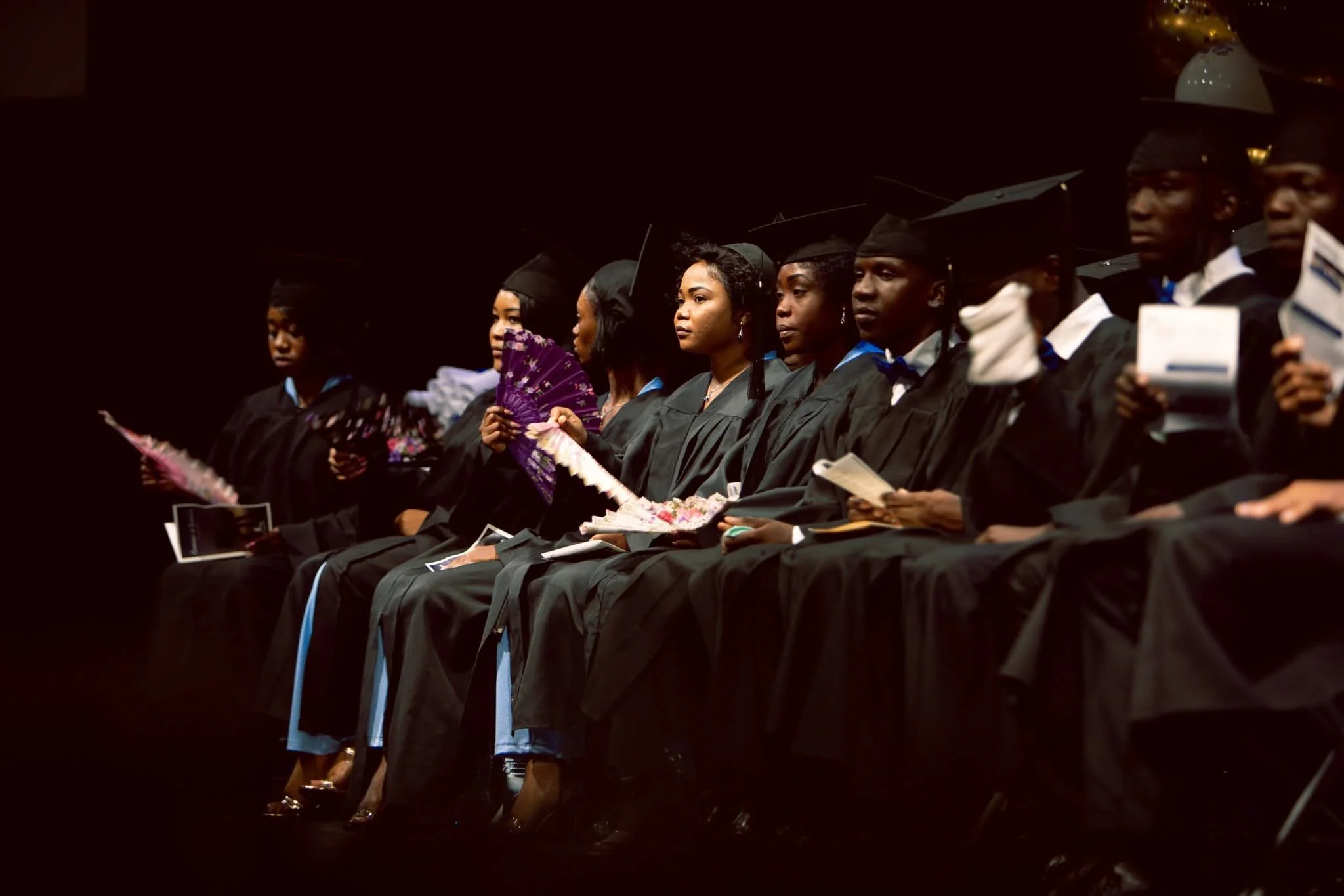 Lavement des pieds et collation de diplômes : un nouveau départ pour les jeunes de Défi Jeunesse d’Haïti.