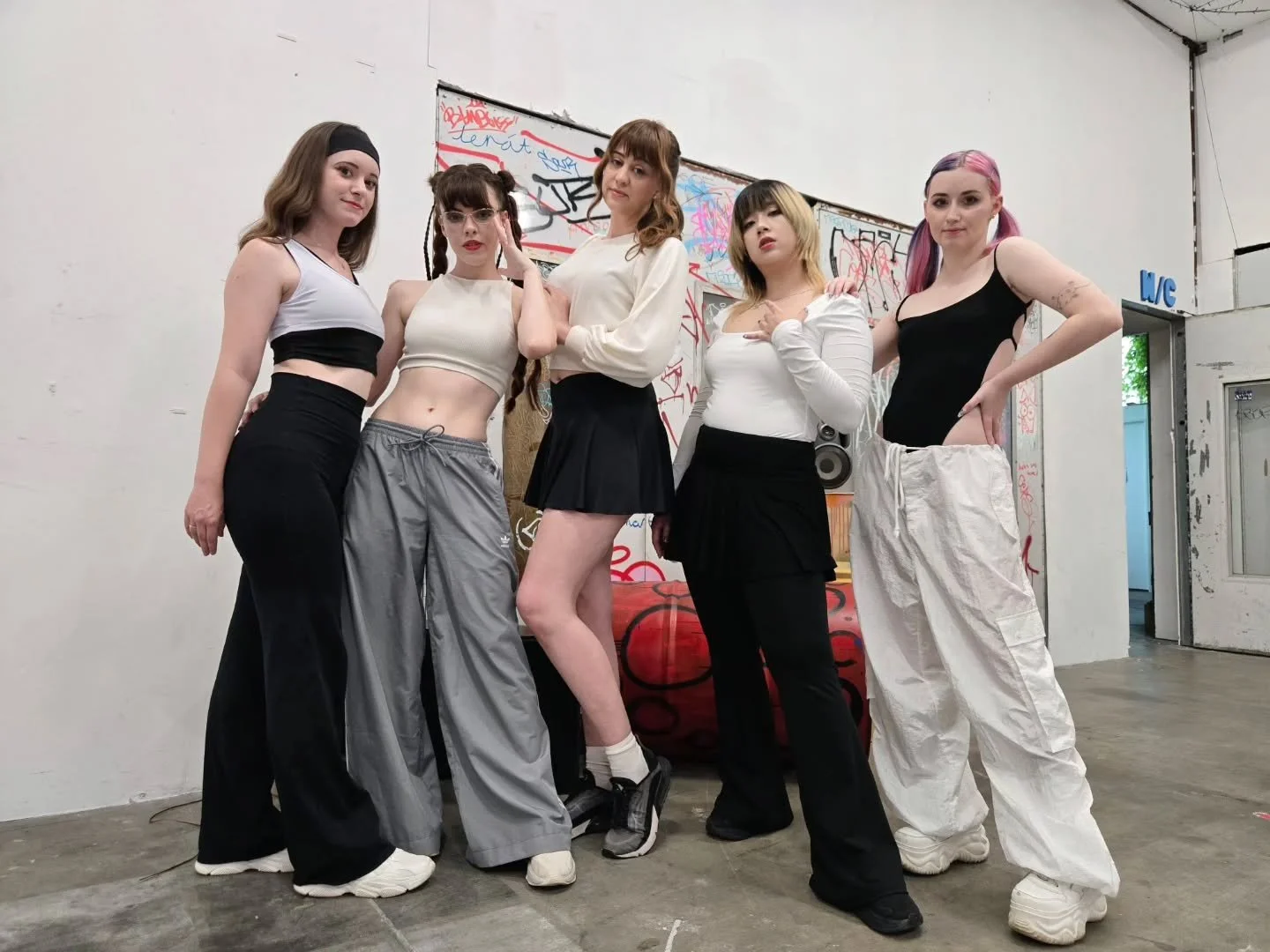 That's a wrap! We have been working hard to deliver one final project before the year is out! Can anyone guess the song? Slide to the final frame for a hint! 

Huge thank you to @ebxfilm for working with us!! 🖤🙌
#idol #kaigaiidol #overseasidol #jpo