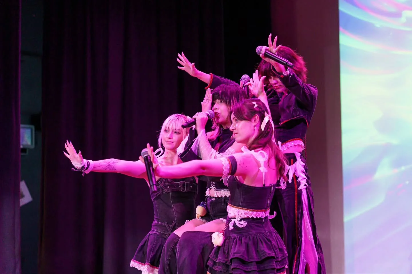 Did you enjoy our Full Throttle set? You can discover these tracks and more on our patreon! 💜 Thank you so much to everyone already subbed! Your support means the world to us!! Link in bio 👌💫
Photographer: @zirinsj 
#idol #kaigaiidol #overseasidol