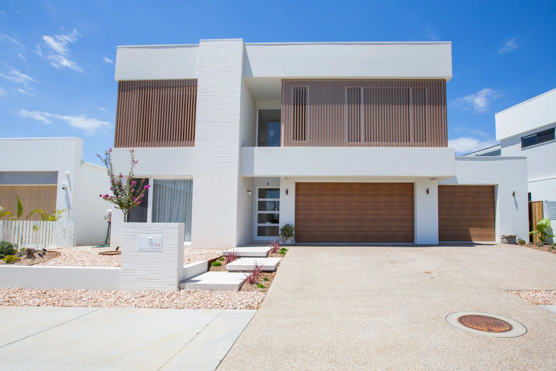 Should You Engage an Interior Designer Before Choosing a Builder?