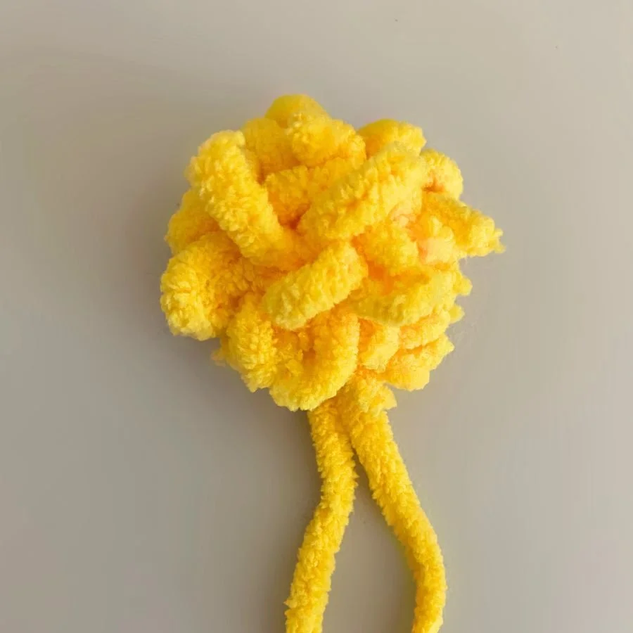 How to Make a Pom Pom with Your Hand