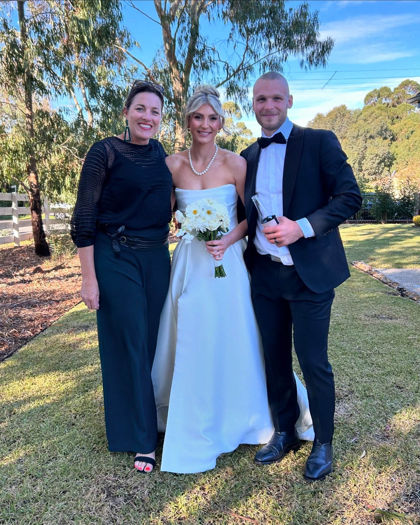 MARRIED! Sarah and Brett were hitched in the backyard of Sez&rsquo;s family home this arvo and it was completely different to their OG plan. 
.
They&rsquo;re one of many couples who have realised along the way that what they&rsquo;re planning is crea