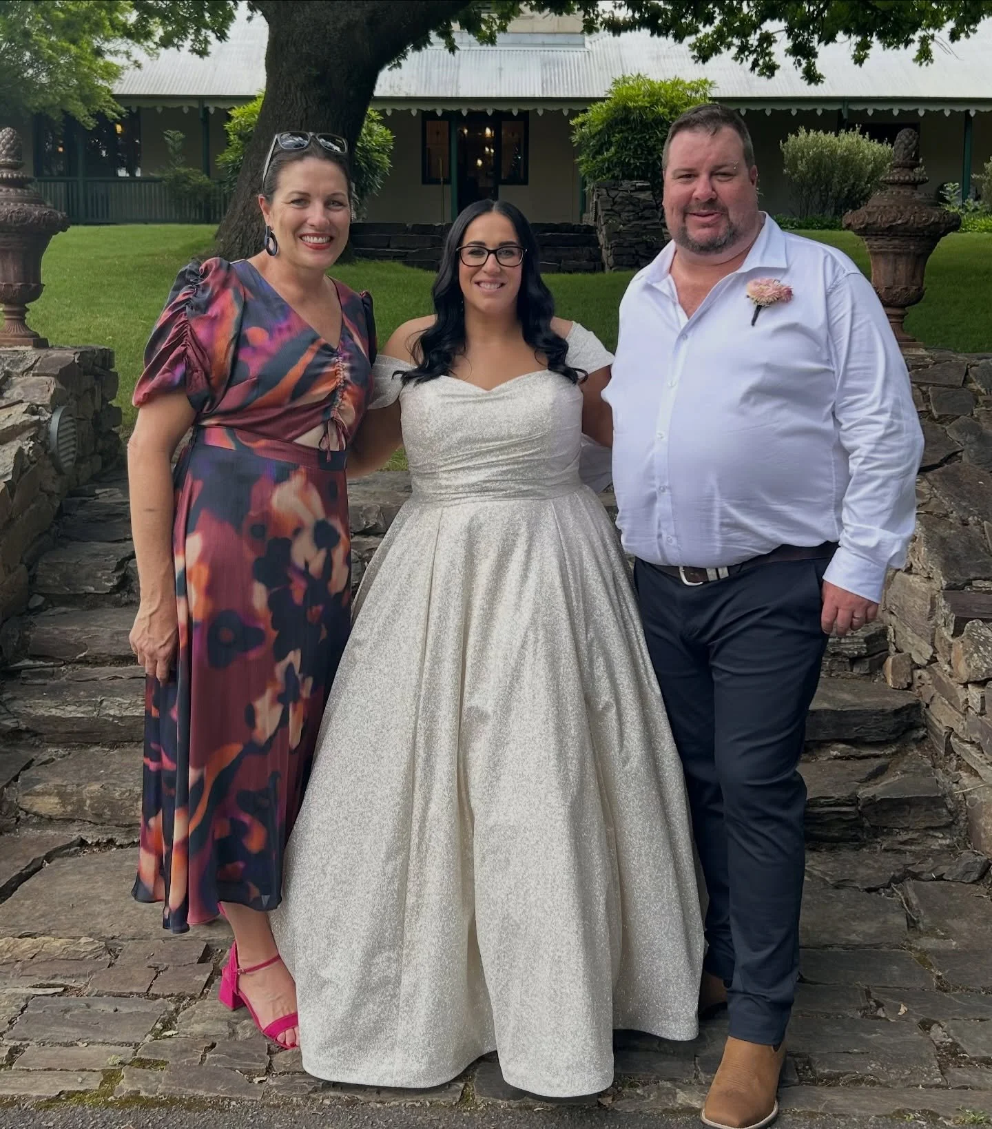 Kathryn and Jai are marrrrried. They got a beautiful day for it, albeit a bit warm. The roses on the @flowerdaleestate arbour were in full bloom, the misters were on, the tunes were live and I got to pat the dog. 
.
At the ceremony, Rynie took Jai ou