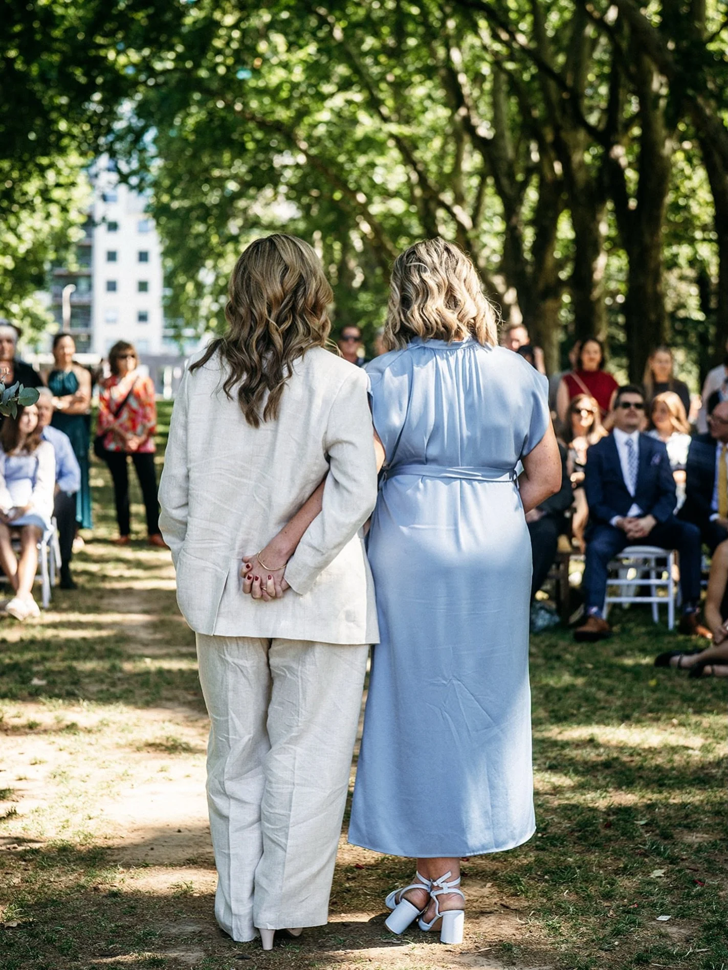 I&rsquo;m a big fan of a relaxed front facing stance for the couple during the ceremony. It can seem like it might be intimidating but I promise it&rsquo;s not. 
.
It allows you to look around without craning your neck constantly as you do if you fac
