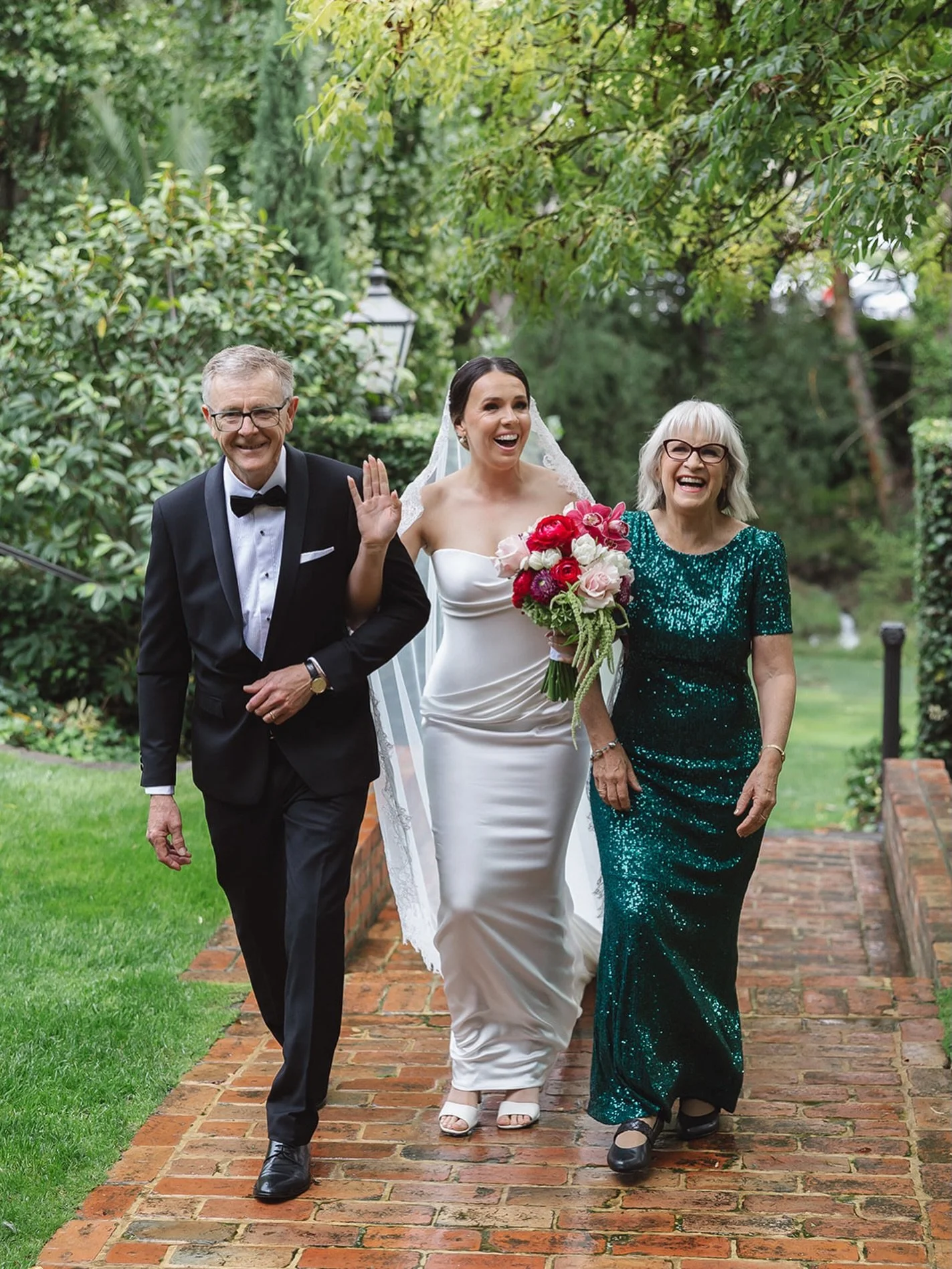 Greta arriving to marry Tom absolutely wracked with nerves and scurrying down the aisle with her head down. 

NOTTTT.
.
Walking the aisle does not have to be scary or stressful. 

- Choose a tune to arrive to that makes you happy.

- Walk with someon