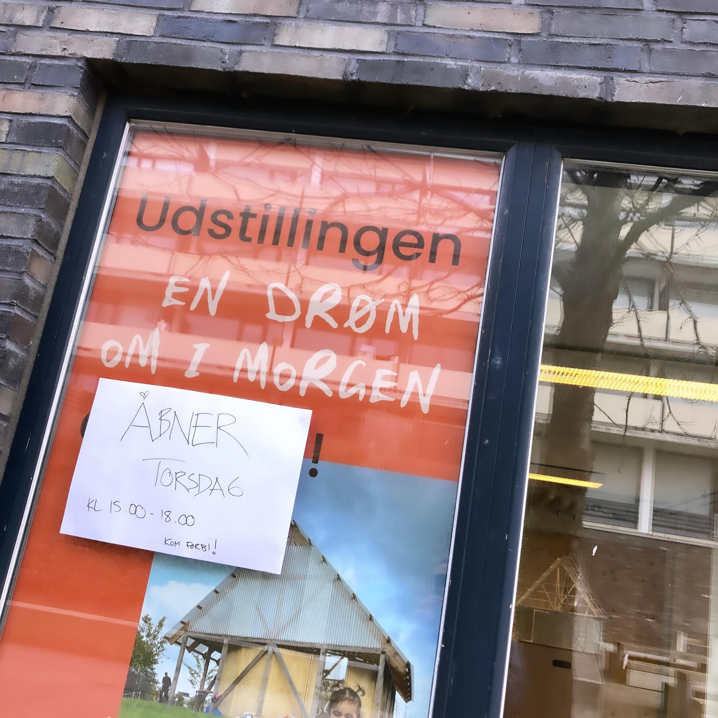 Torsdag kl. 15.00 &aring;bner udstillingen En dr&oslash;m om imorgen! Kom forbi Taastrupgaardsvej 45 og se hvad beboere har skabt sammen med kunstnere og forskere de seneste 3-4 &aring;r i boligomr&aring;det. Vi &aring;bner d&oslash;rene med drinks o