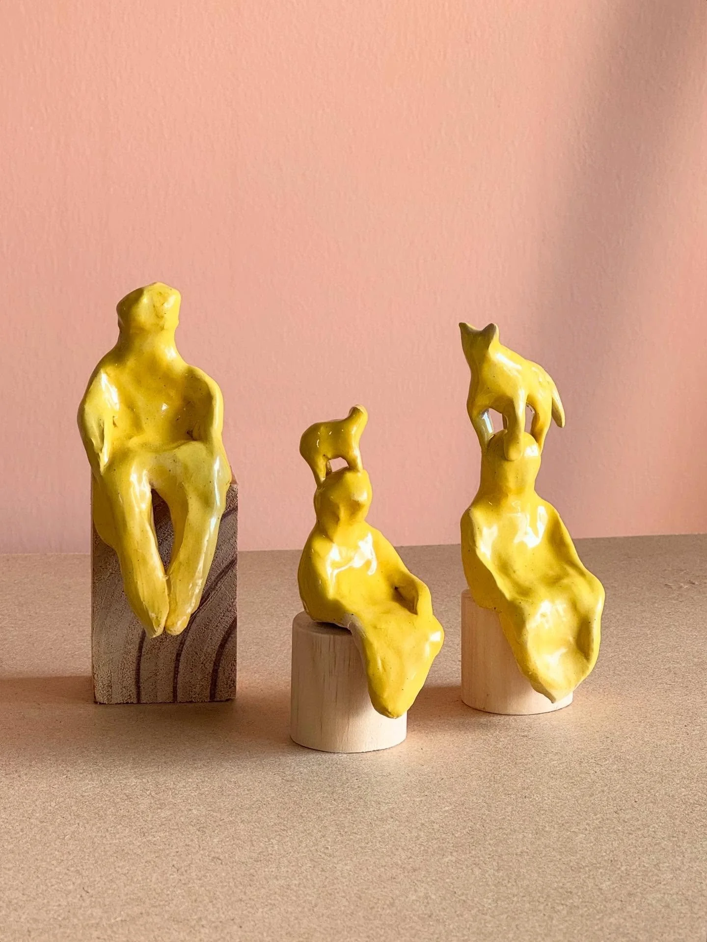 When a tiny creature finds its place, it reminds us that the smallest things often hold the greatest meaning.💛

.
.

#clay #ceramic #pottery #ceramicautilitaria #australianceramics #handbuilding#clayart#ceramicsmagazine
#sydneycreatives#sculpture#ca