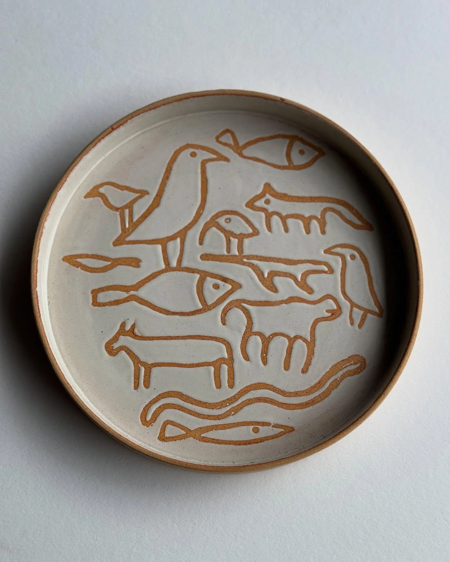 A gathering of creatures.

.
.

#clay #ceramic #pottery #ceramicautilitaria #australianceramics #handbuilding#clayart#plate
