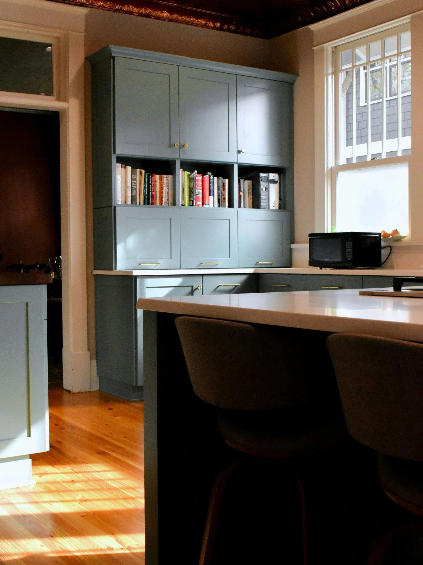The vibrant blue and green cabinets really shine when sunlight catches them just right

#InteriorDesign #HomeDecor #KitchenInspo #ColorPalette #SunlightMagic #Cabinetry #VibrantColors #DesignDetails #MatthewsKitchens #KitchenRemodel