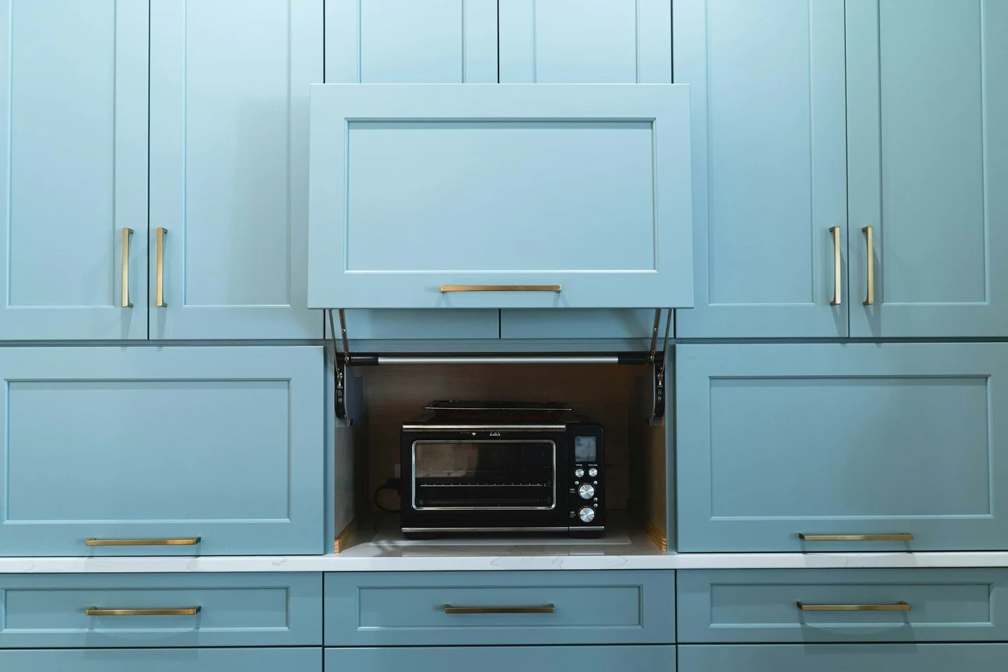 A breath of fresh air in Matthews🩵 Timeless blue cabinetry, warm brass accents, and thoughtful design details come together in a kitchen made for gathering.

#FreshDesign #KitchenInspiration #HomeDecorGoals #InteriorStyling #TimelessElegance #Gather