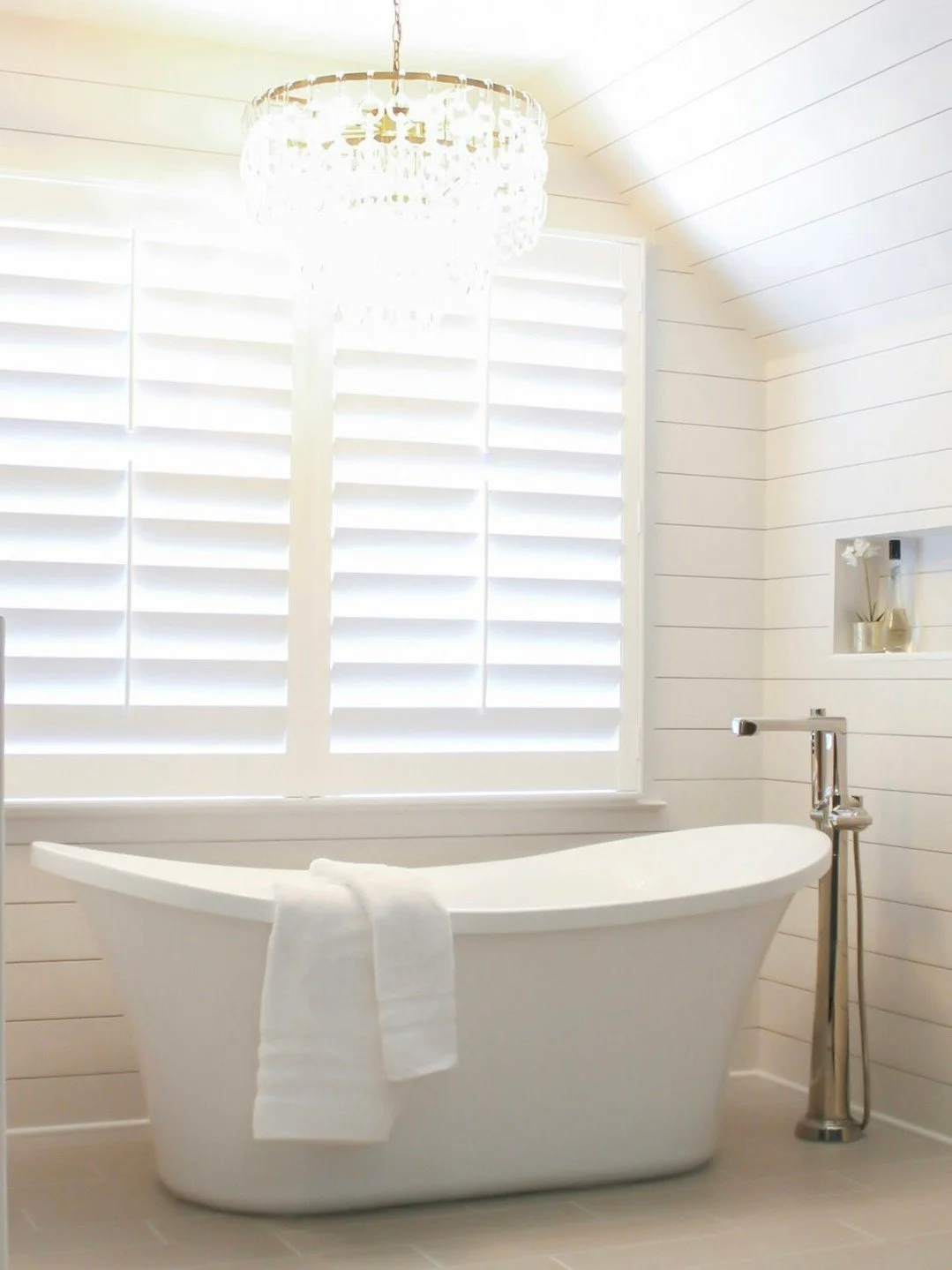 Where every detail settles into place. A quiet corner designed for unwinding in this Piper Glen renovation. 🛁🤍 

#HomeRenovation #InteriorDesign #CozyCorner #RelaxationSpace #HomeDecor #DesignDetails