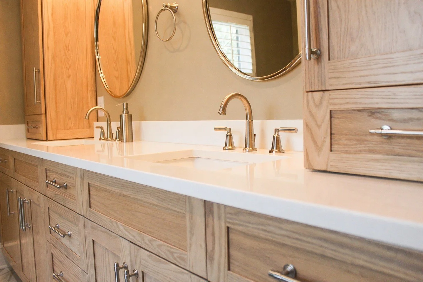 White oak warmth meets timeless elegance in this beautifully designed double vanity near Providence Plantation. The natural grain cabinetry brings organic texture and depth, while the crisp white countertops keep the space feeling bright, clean, and 