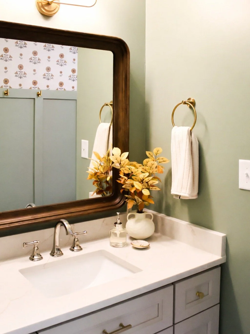 Vintage florals, soft sage green, and warm brass accents reveal that small spaces can still make a big design statement 🌿✨