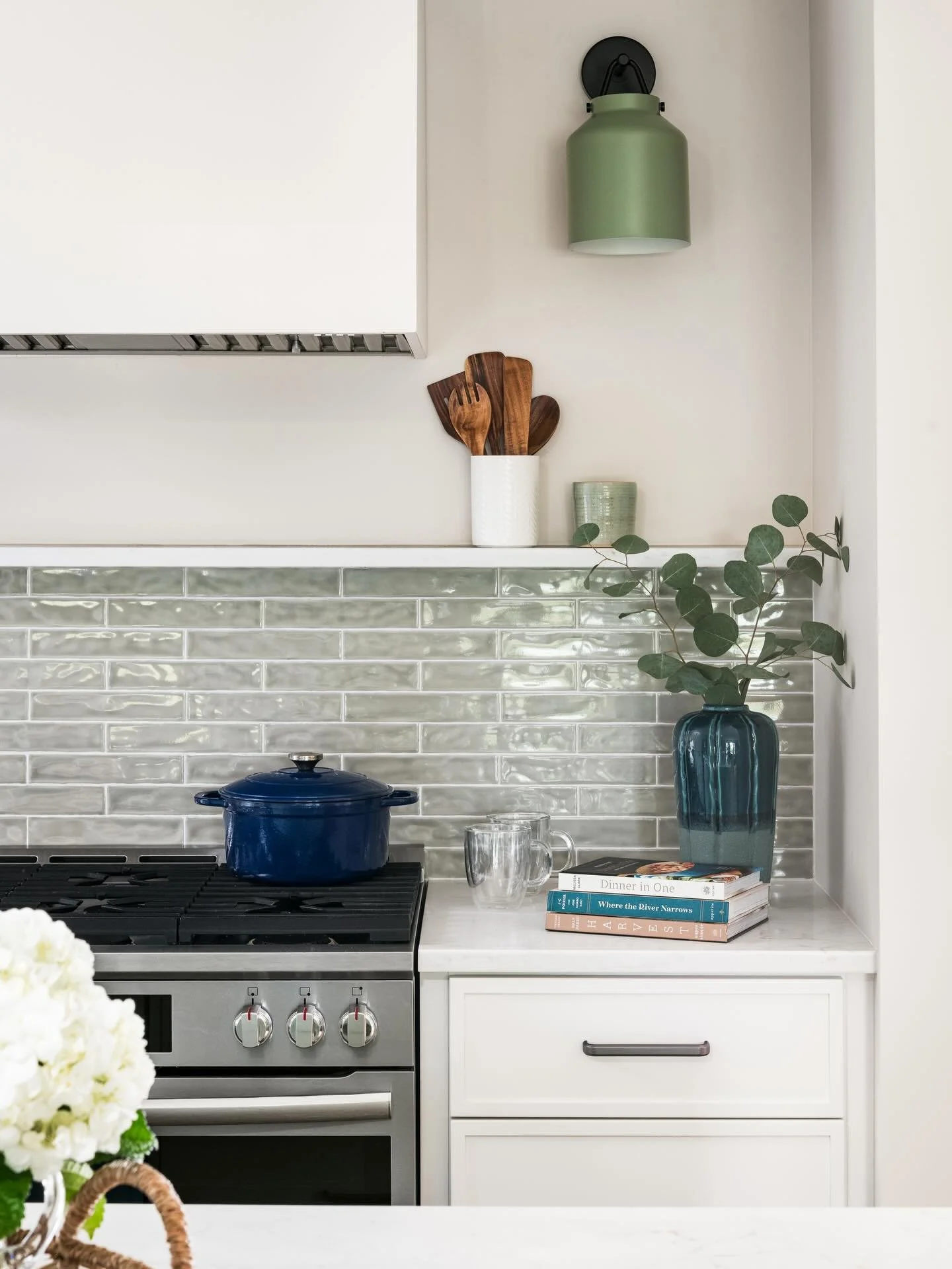 Montford renovation reveal&hellip; 

Layered greens, handcrafted textures, and a clean, classic  color palette come together in a space that&rsquo;s both functional and effortlessly beautiful🌿💙

📷: @ascendantimaging 

@mmhardwood @topknobs @fergus