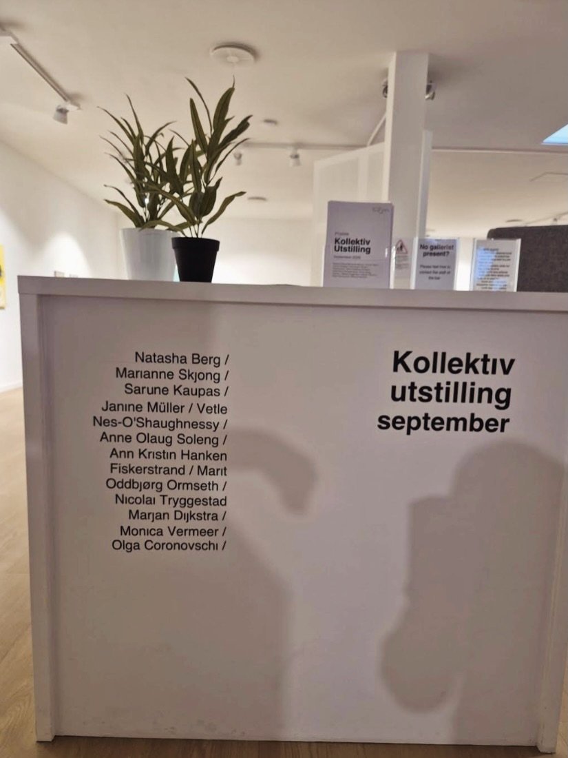 Veldig givande &aring; f&aring; stille ut kunsten min! Takk til @forumaalesund for at eg fekk delta i gruppeutstillinga i galleriet dykkar. 

Dette er linotrykk laga med reduksjonsteknikken, der den same linoplata blir skoren meir og meir for kvart f