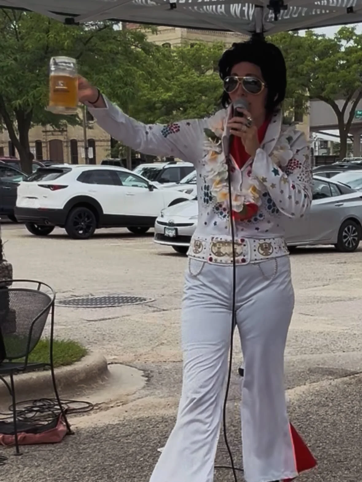 Prost and cheers to all who came to my show at the Come Back In yesterday! 🍻 

I had a great time playing on the patio to the diners, volleyball players and new fans!