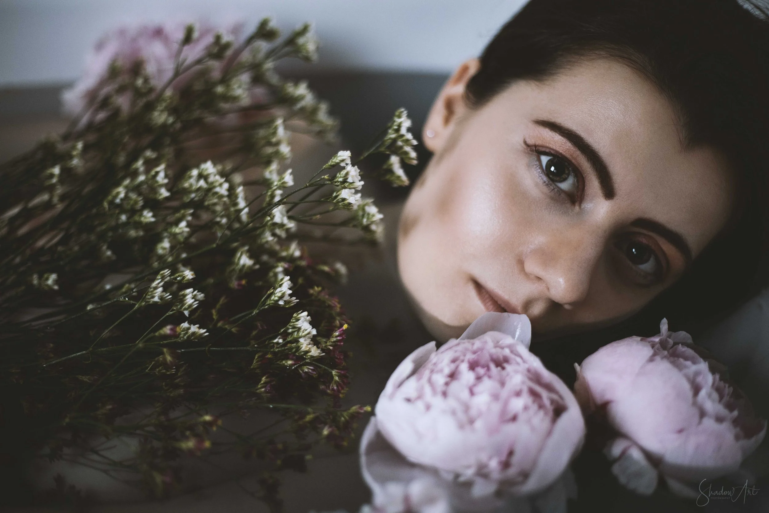 Ein Portrait einer Frau mit Blumen in einer Badewanne