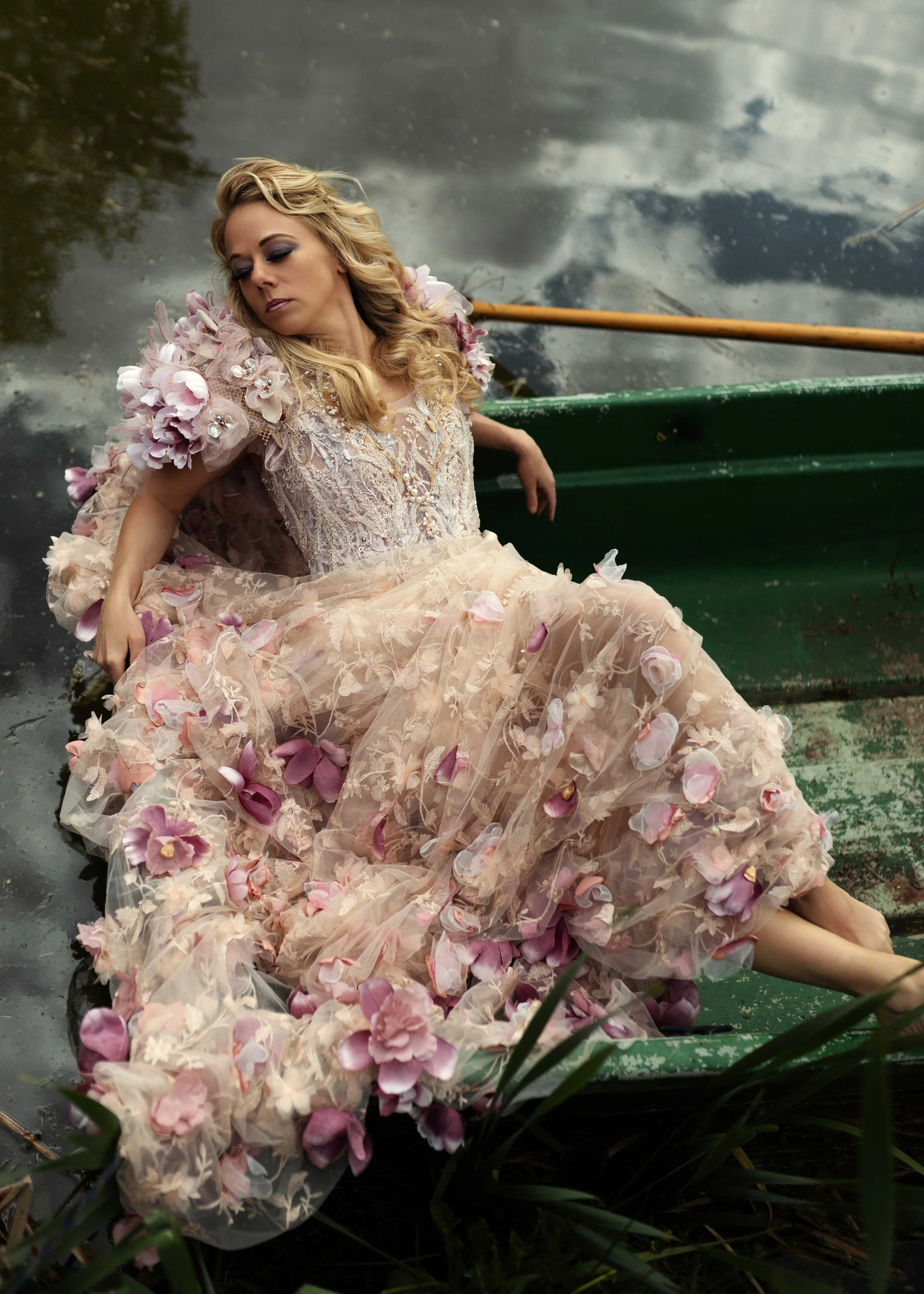 Portrait einer Frau in einem Blumenkleid in einem Boot