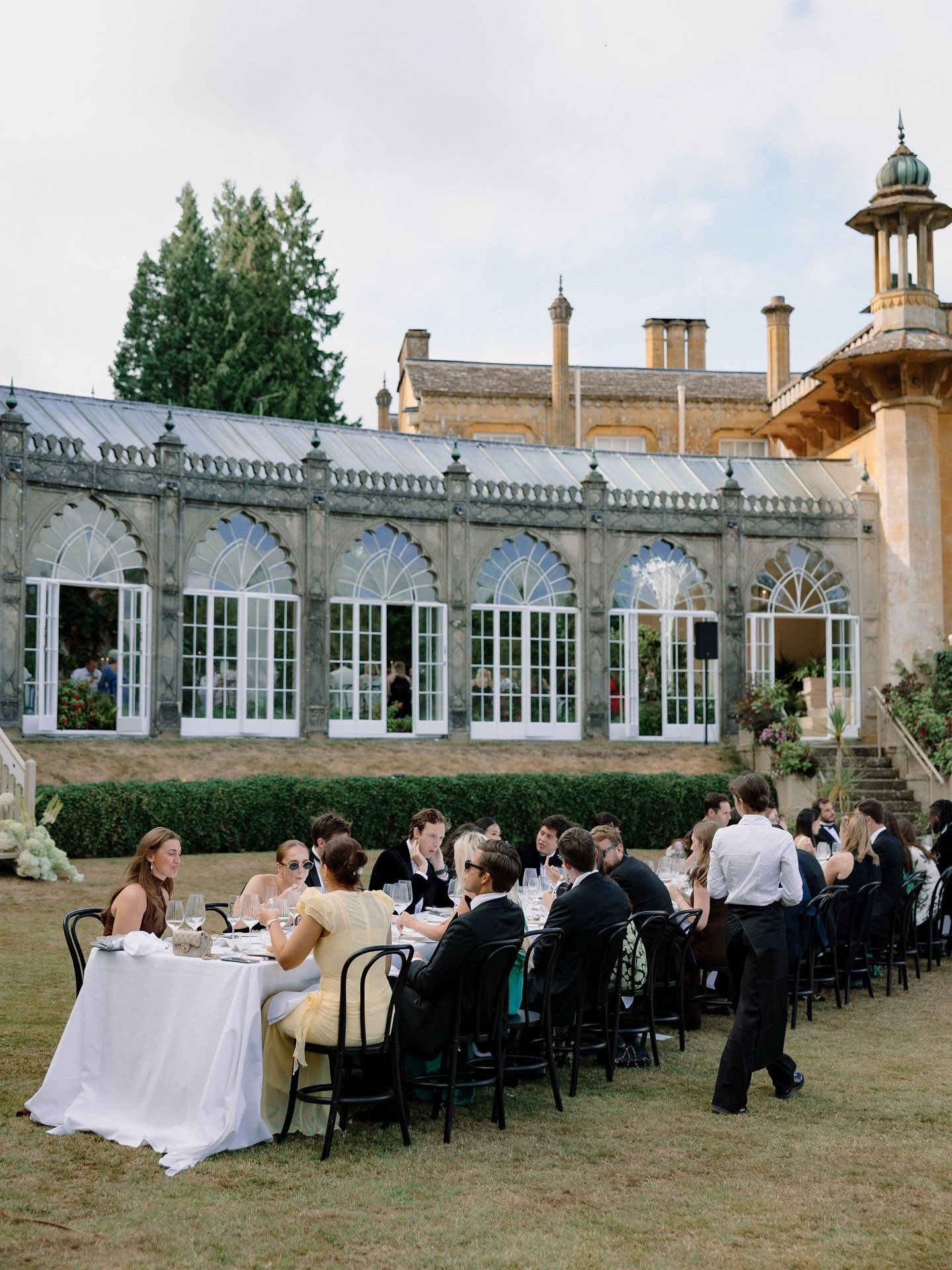 Guests at the cool table. 🖤
