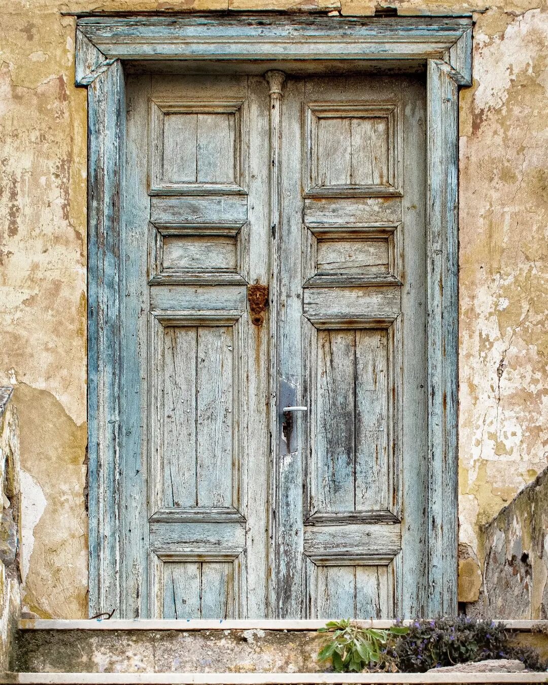 https://withinthemoment.etsy.com/listing/1408753116

Explore what lies beyond the blue door...

Step through to experience a whole world of magical photographic moments step by step with your guide #withinthemoment 

#etsy #artforsale #onlinegallery 