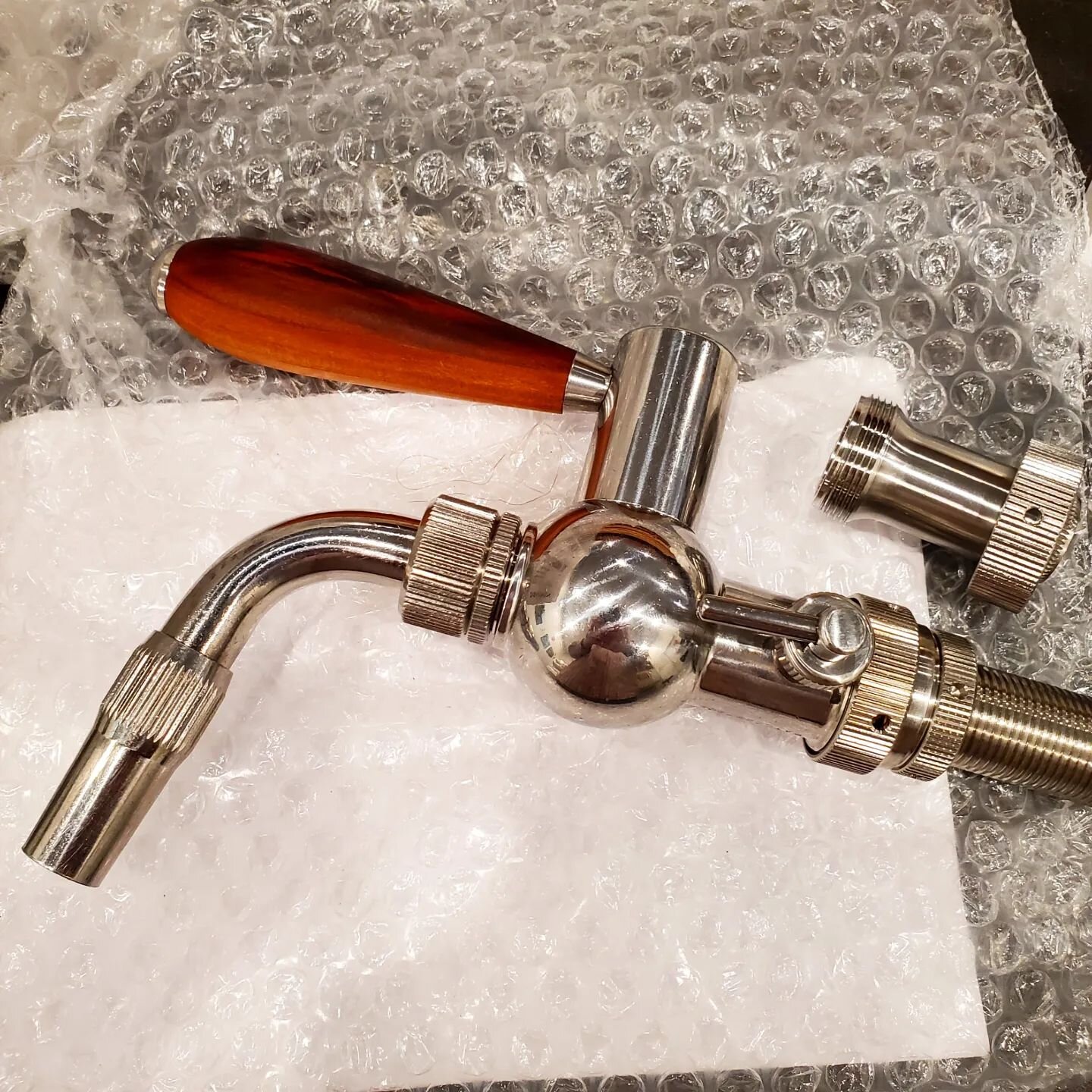 Oooohhh, we just got a new original Czech side pull tap from plzen 😍

It will be a bit before we get it set up, but we had a perfect opportunity for a personal delivery by a family friend of the brewery, straight from the factory office. 😮

#lukr #