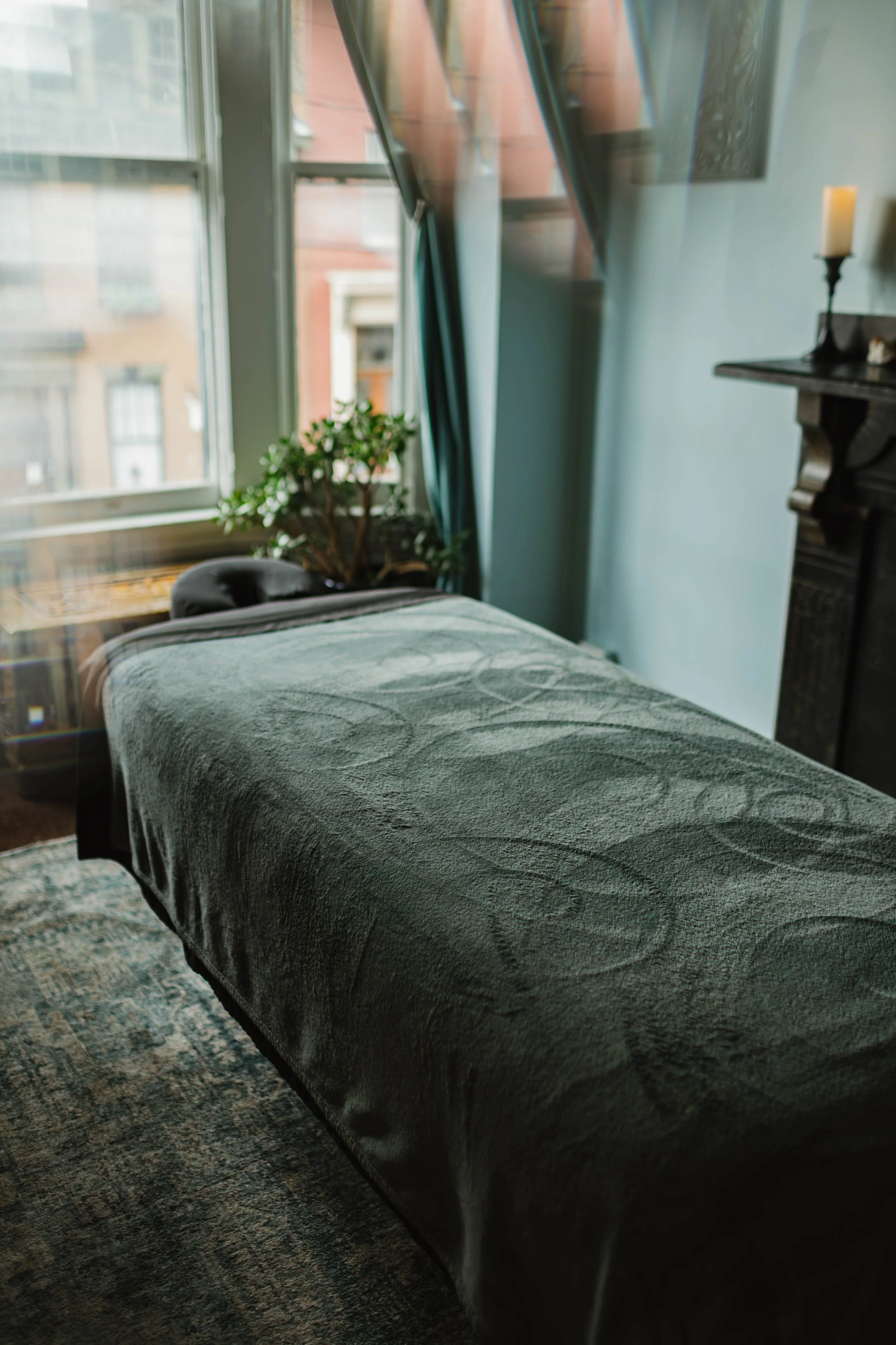 massage table .jpg