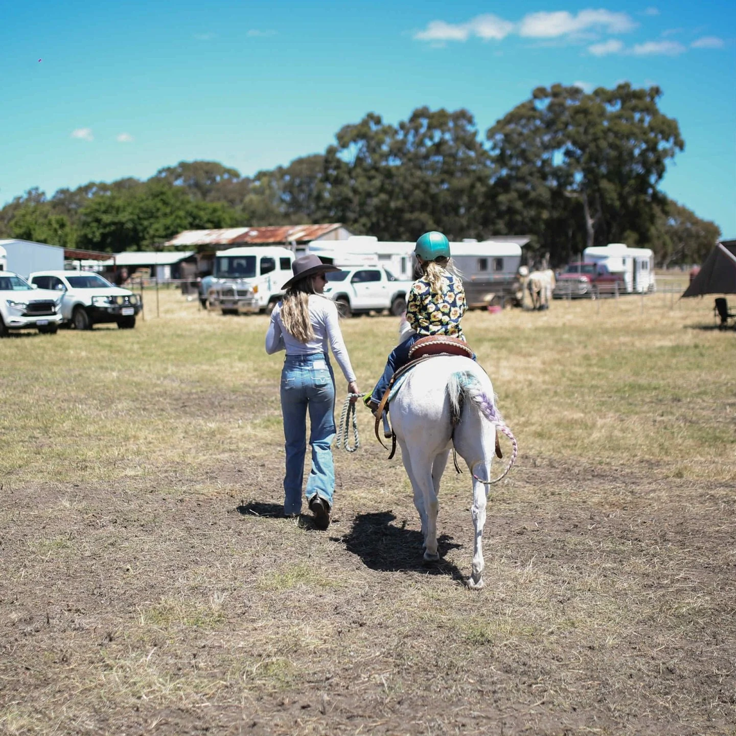 Walking into 4 huge days of barrel racing! 🥳🥳

@diamonds_2_dust 

📸 @ellarose.co