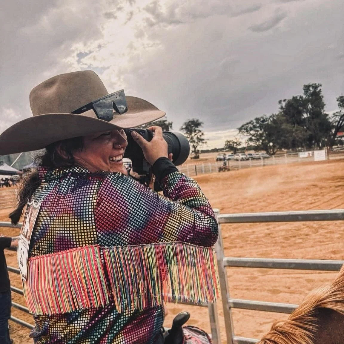 The beautiful Carly from @dustybootsimages 📸 

As you know Carly dug deep this year to sponsor our 2025 Overall 1D Champion @sevensaddle 🥹

Carly not only spends hours upon hours shooting all the action in the arena, she is also an Apex member, and