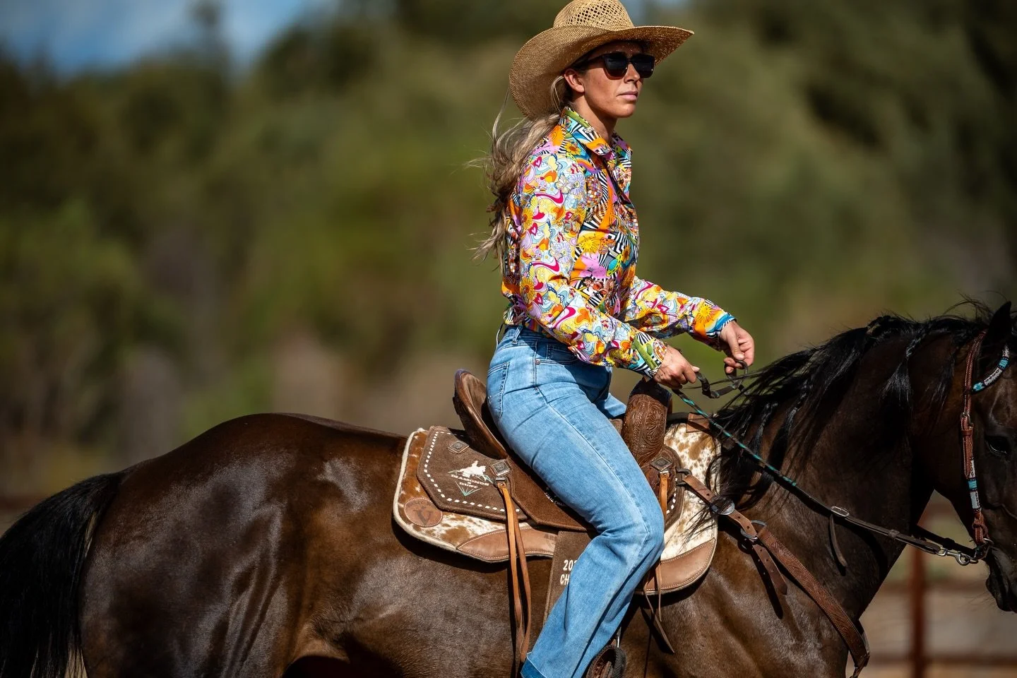 A moment for yet another stunning @ellarose.co shirt. 👏🏾👚

The cut of these are so flattering and feature extra length so you can tuck them into your lower rise jeans and avoid little duck tails poking out the back. 🤪

These beauties are hand mad
