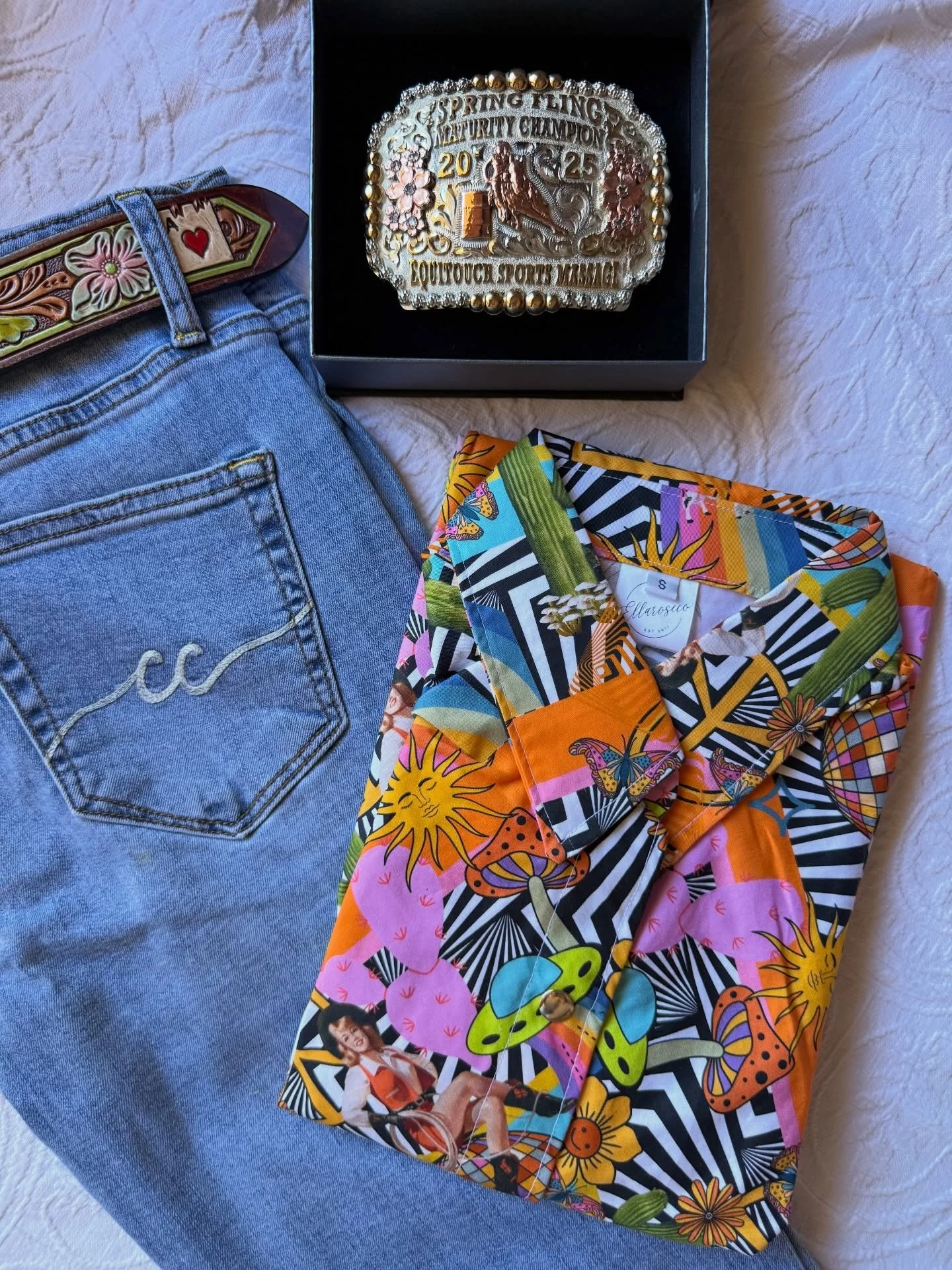 Barrel racing for the first time and unsure what to wear? 

Most events require full rodeo attire which entails the following; 

👚Collared button down shirt 
👖Jeans 
🤠 Cowboy hat or helmet 

Plus suitable riding boots. 🙏🏾

Unsure where to start?