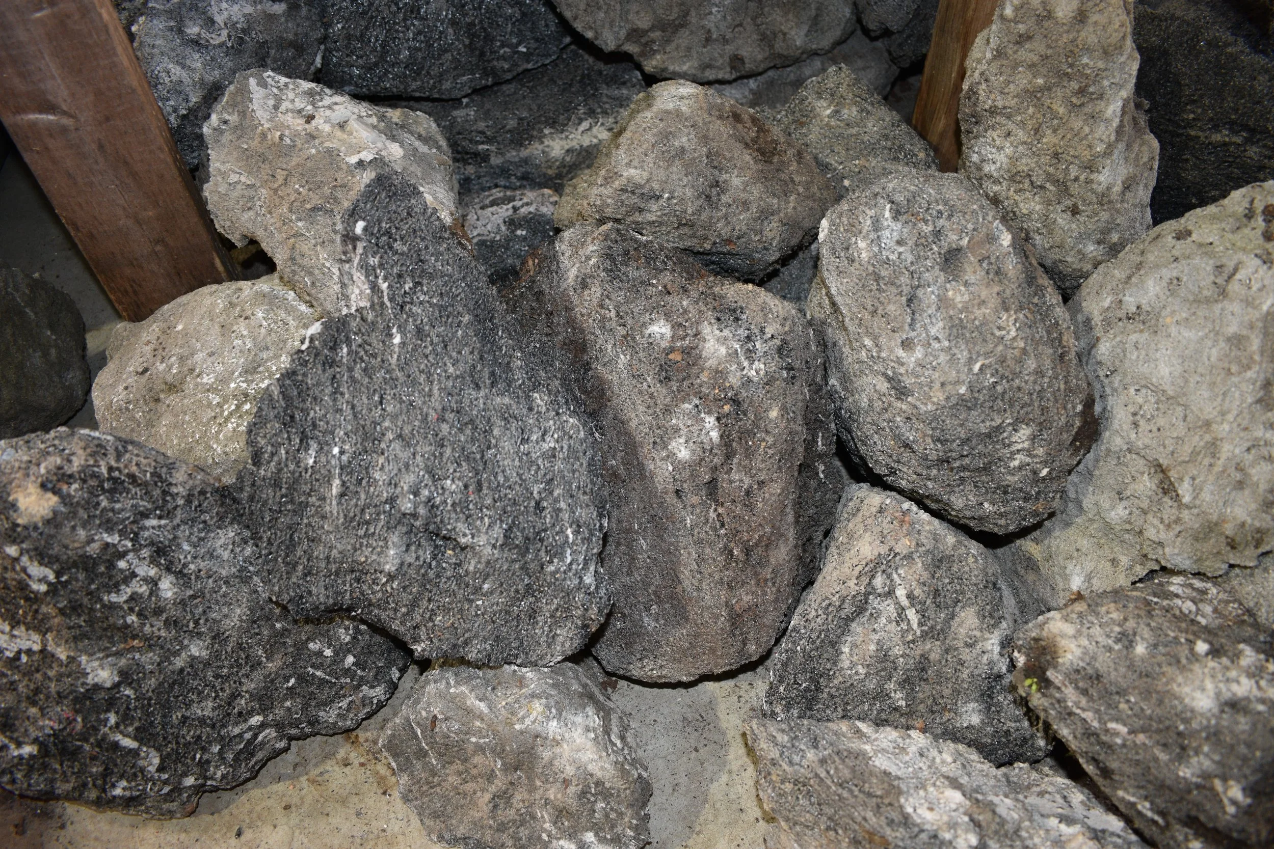 Pumice rock (with predrilled holes and without)