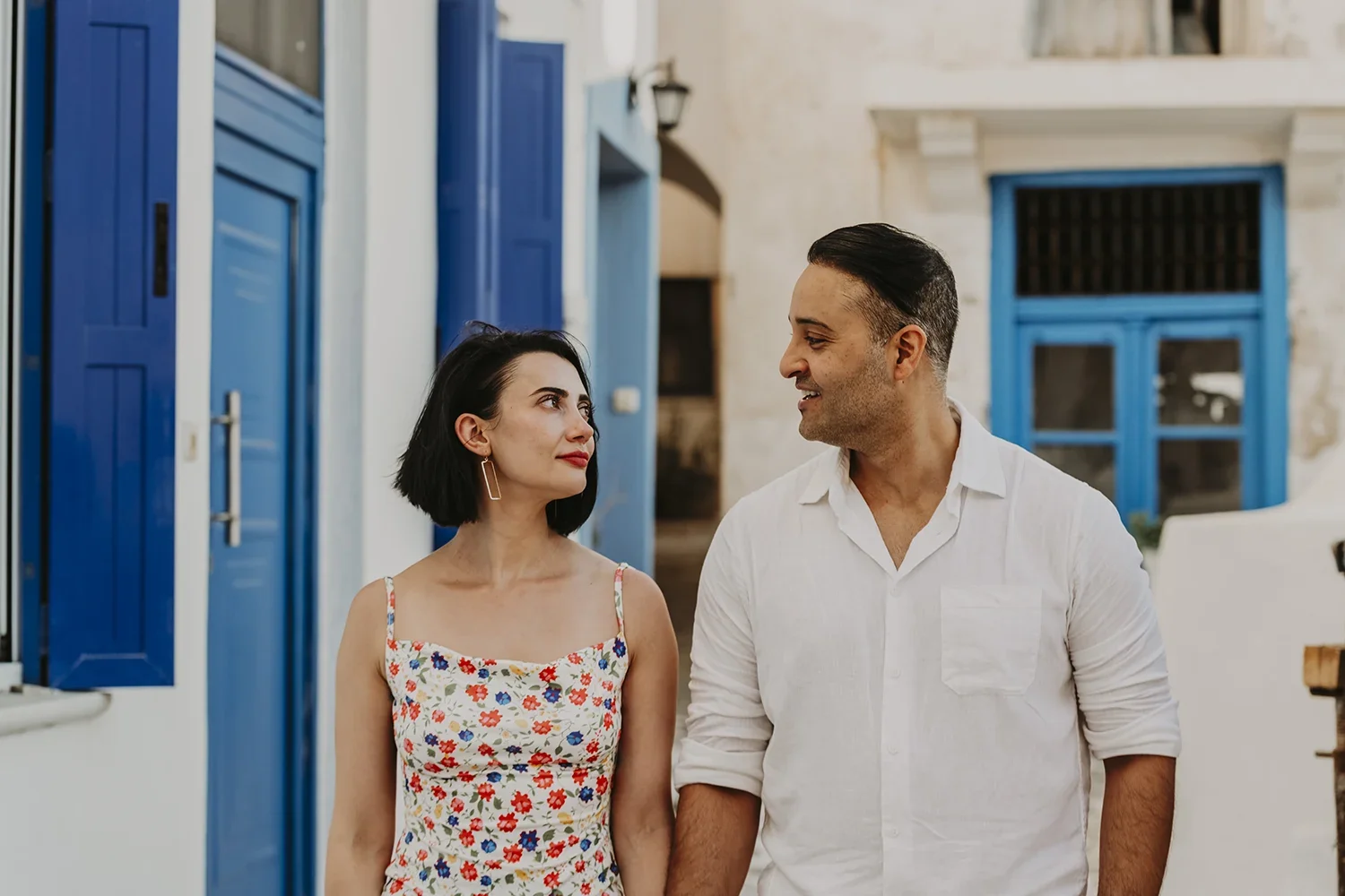 Couple-Photoshoot-Naxos-Greece-Old-Town-Alleys-Naxos-Photographer.WEBP
