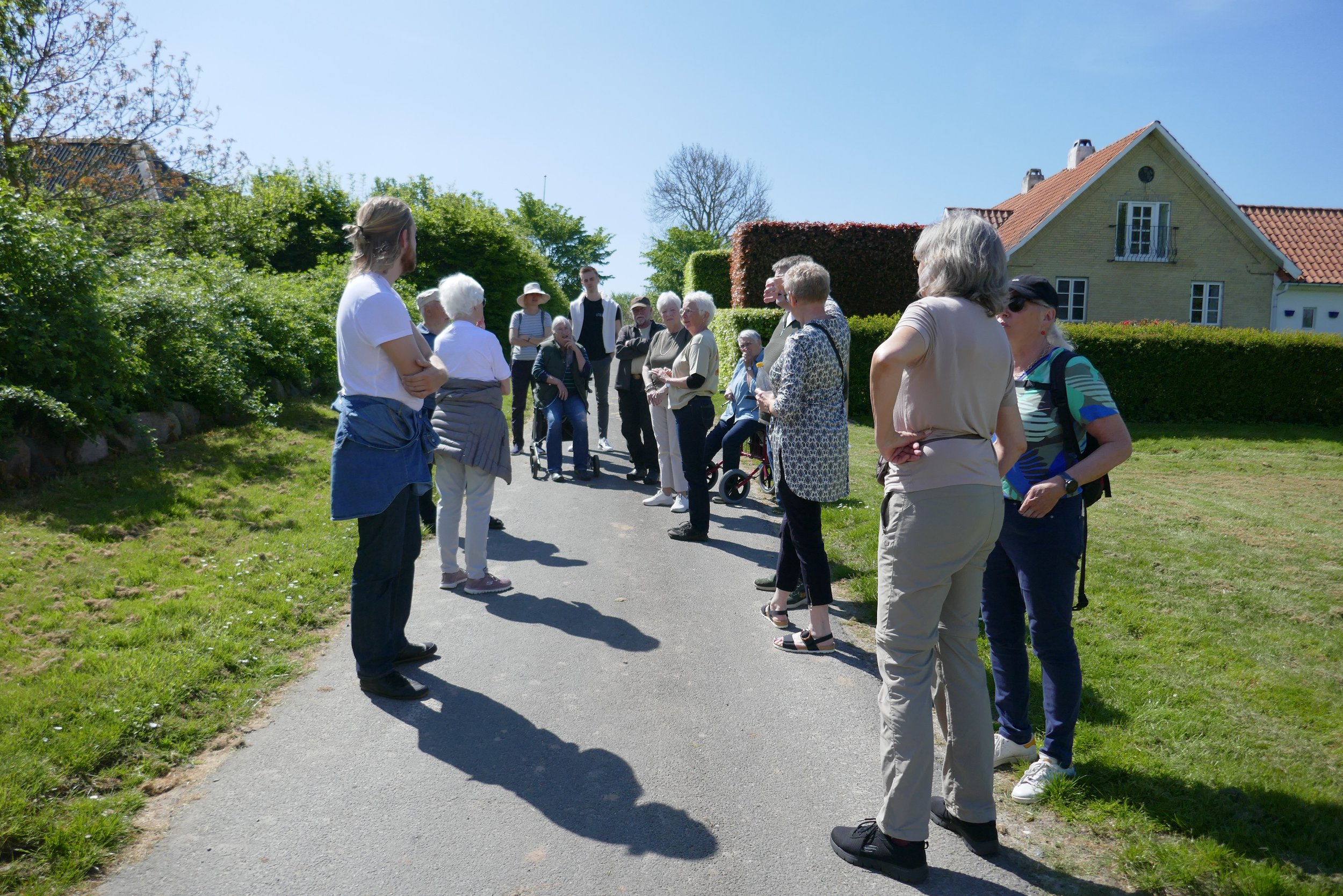Karin tog gæsterne med rundt på en lille byvandring med fortællinger fra gamle tider på Bjørnø.