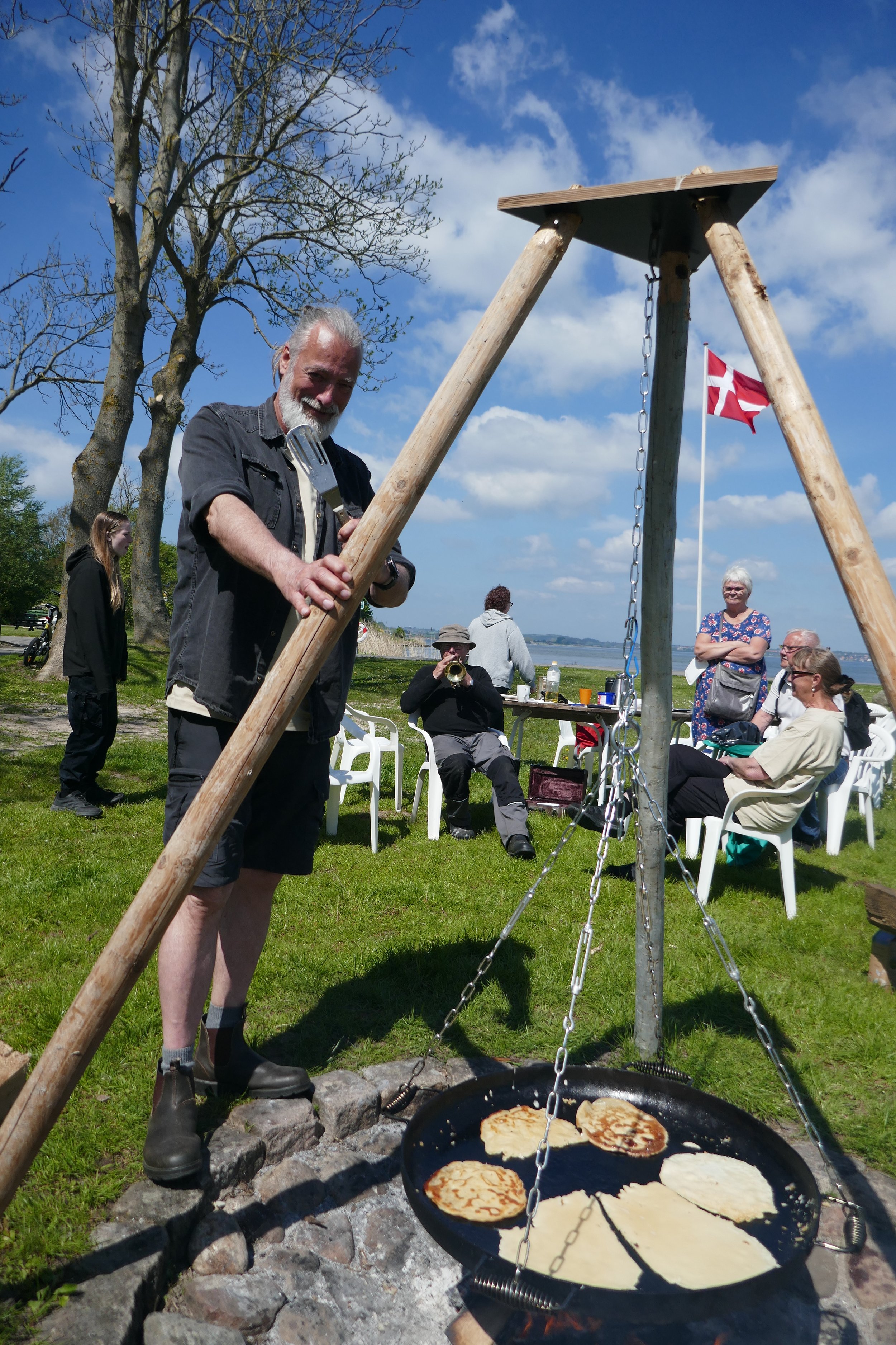 Pandekager over bål ved stranden.