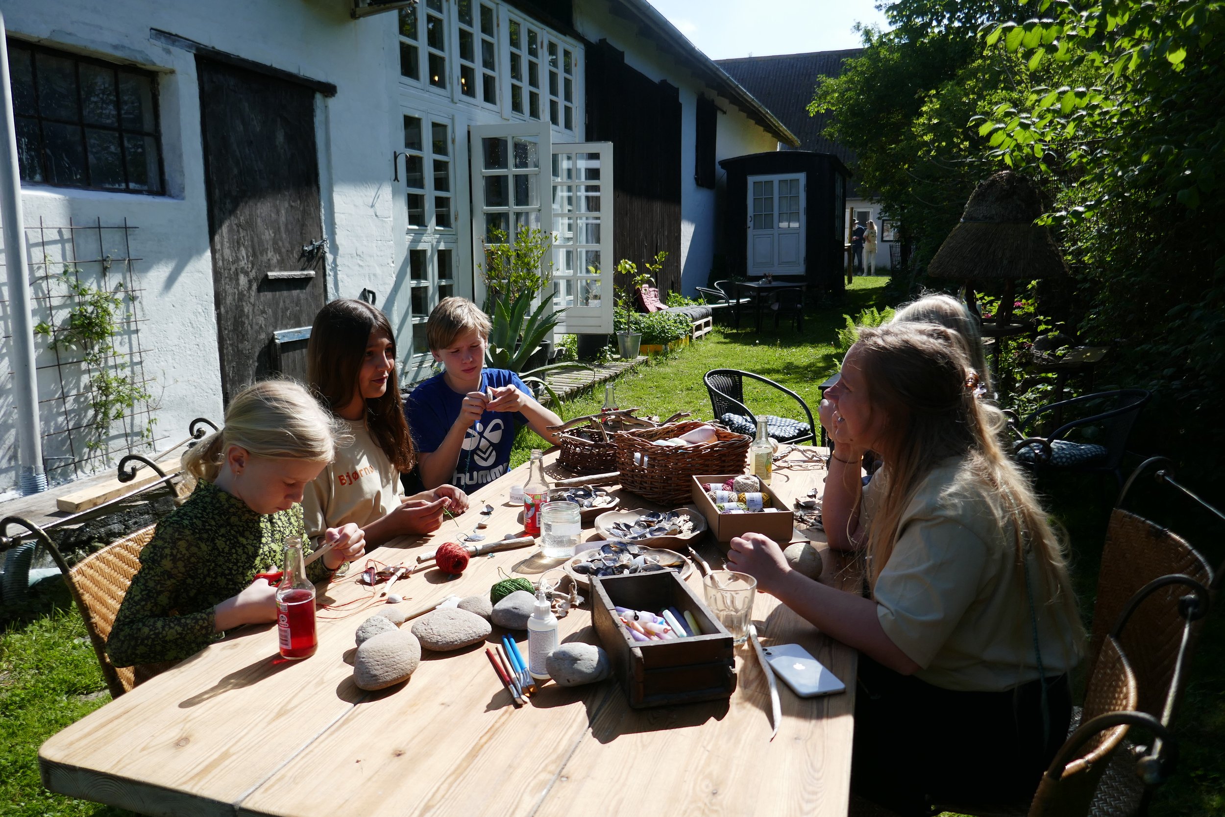 Laura inviterede indenfor i sin nyopstartede "krea-cafe" hos Bjørnøgård, hvor både børn og vokse kunne forbyde sig i hyggeligt håndværksaktiviteter.