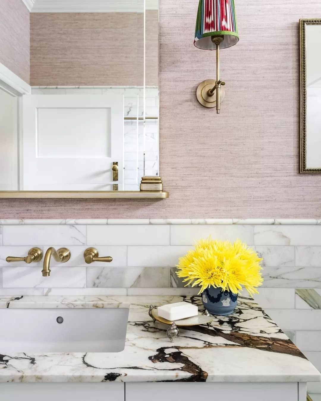 A soft palette here, paired with the strength of a naturally copper-veined marble vanity creates the perfect equilibrium in our newly completed bathroom at Bracken Manor. 

Finding this synergy between classic detailing and a homely feel is a balanci