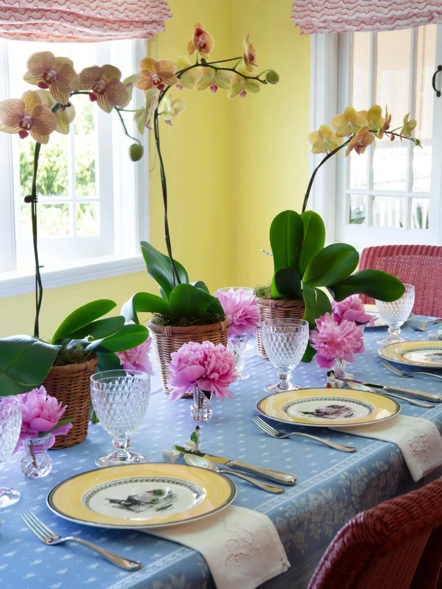 I&rsquo;ve loved setting a beautiful table ever since I can remember. So, I took the opportunity to have a bit of fun and set the table in my clients beautiful dining room. Please take note of those adorable little knife rests&hellip;

#OliverMarkInt