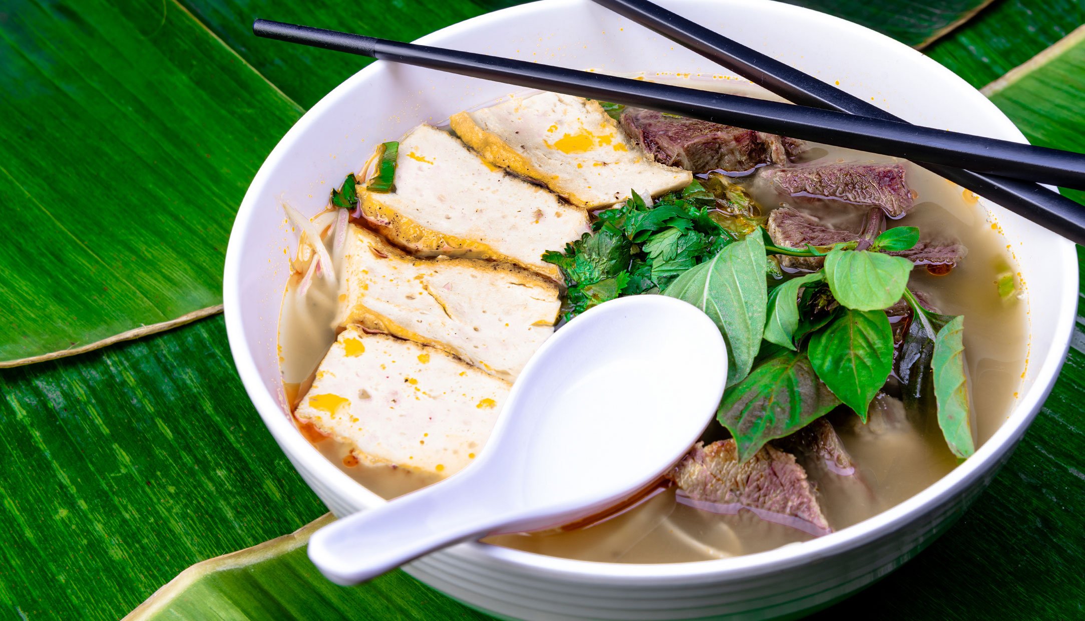 17. Bun bo hue ↑ [”bon baa hué”] - Nudelsoppa