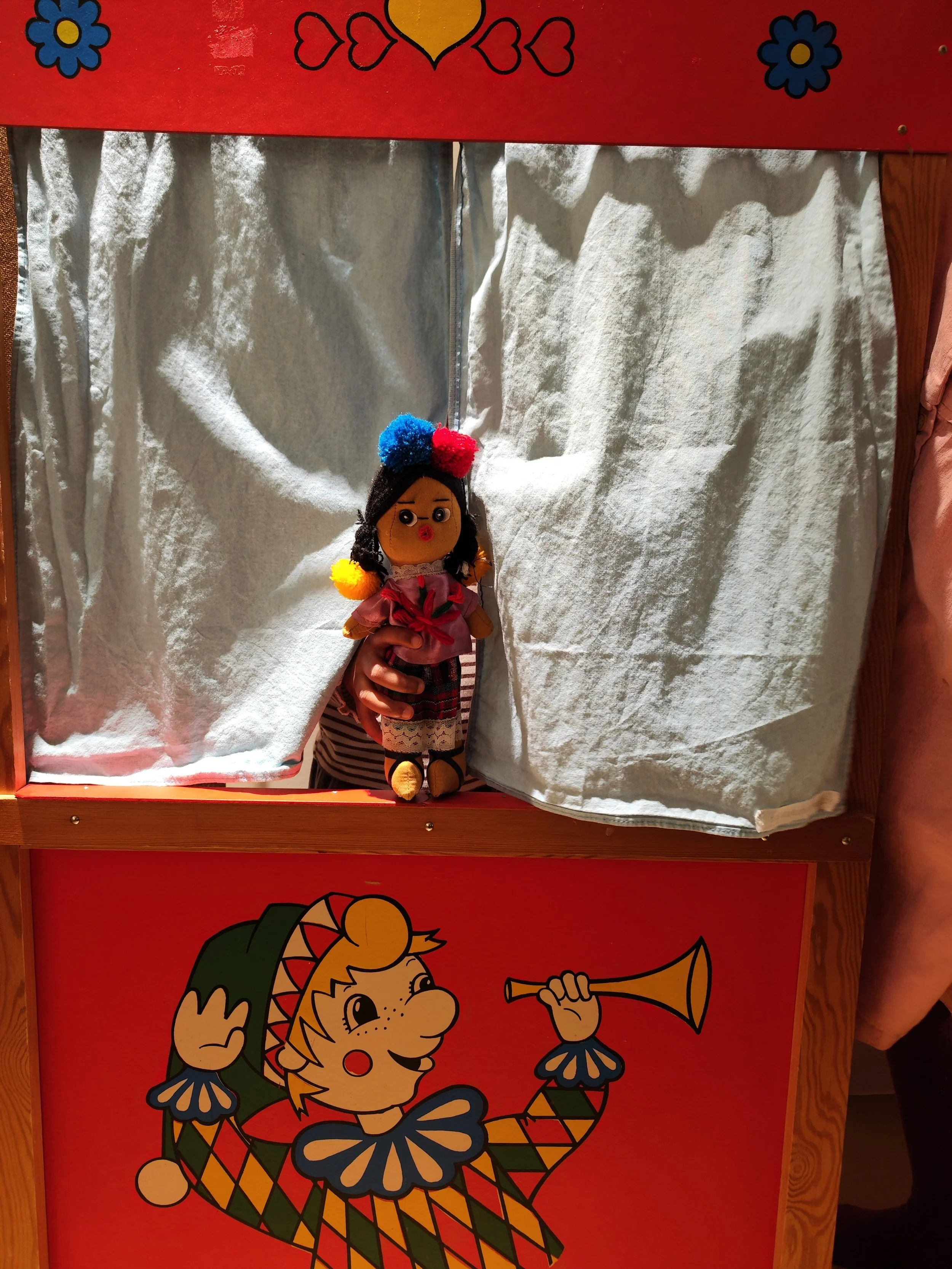 Kind speelt therapie poppenkast praktijk-oker.jpeg